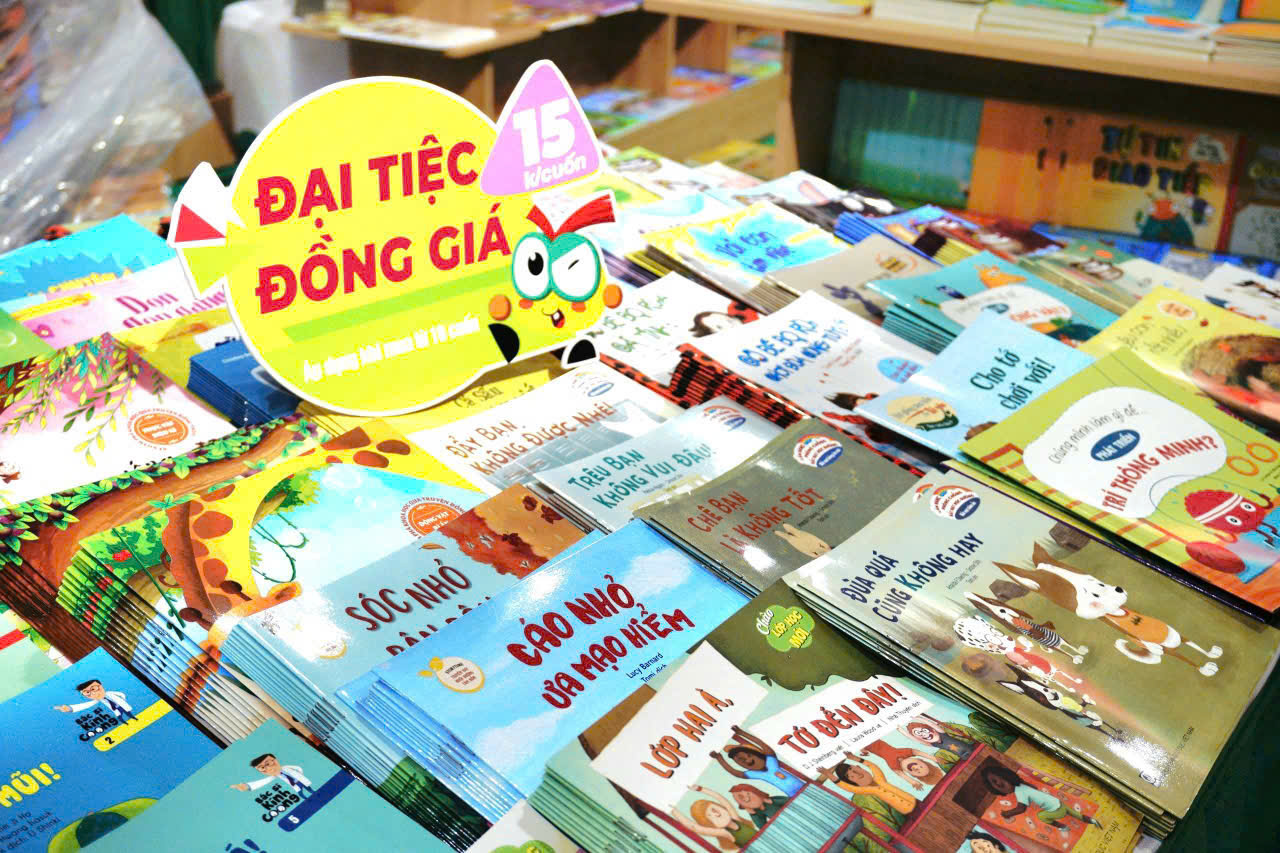 Góc trưng bày sách dành cho thiếu nhi. Góc trưng bày sách dành cho thiếu nhi.