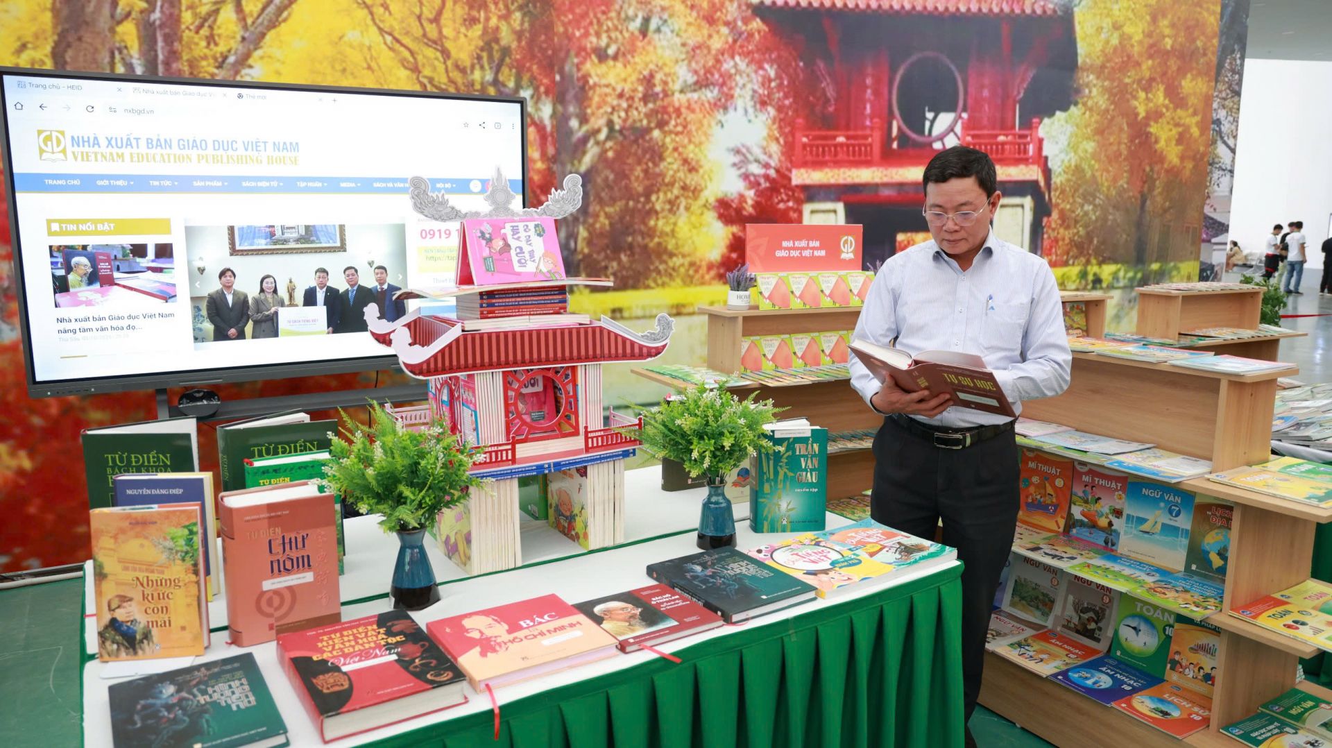 Ông Ngô Văn Hoan Phó Tổng Giám đốc NXBGDVN chia sẻ về nỗ lực của đơn vị trong việc lan tỏa tri thức, đổi mới công nghệ xuất bản và thúc đẩy văn hóa đọc trong cộng đồng. Ông Ngô Văn Hoan Phó Tổng Giám đốc NXBGDVN chia sẻ về nỗ lực của đơn vị trong việc lan tỏa tri thức, đổi mới công nghệ xuất bản và thúc đẩy văn hóa đọc trong cộng đồng.