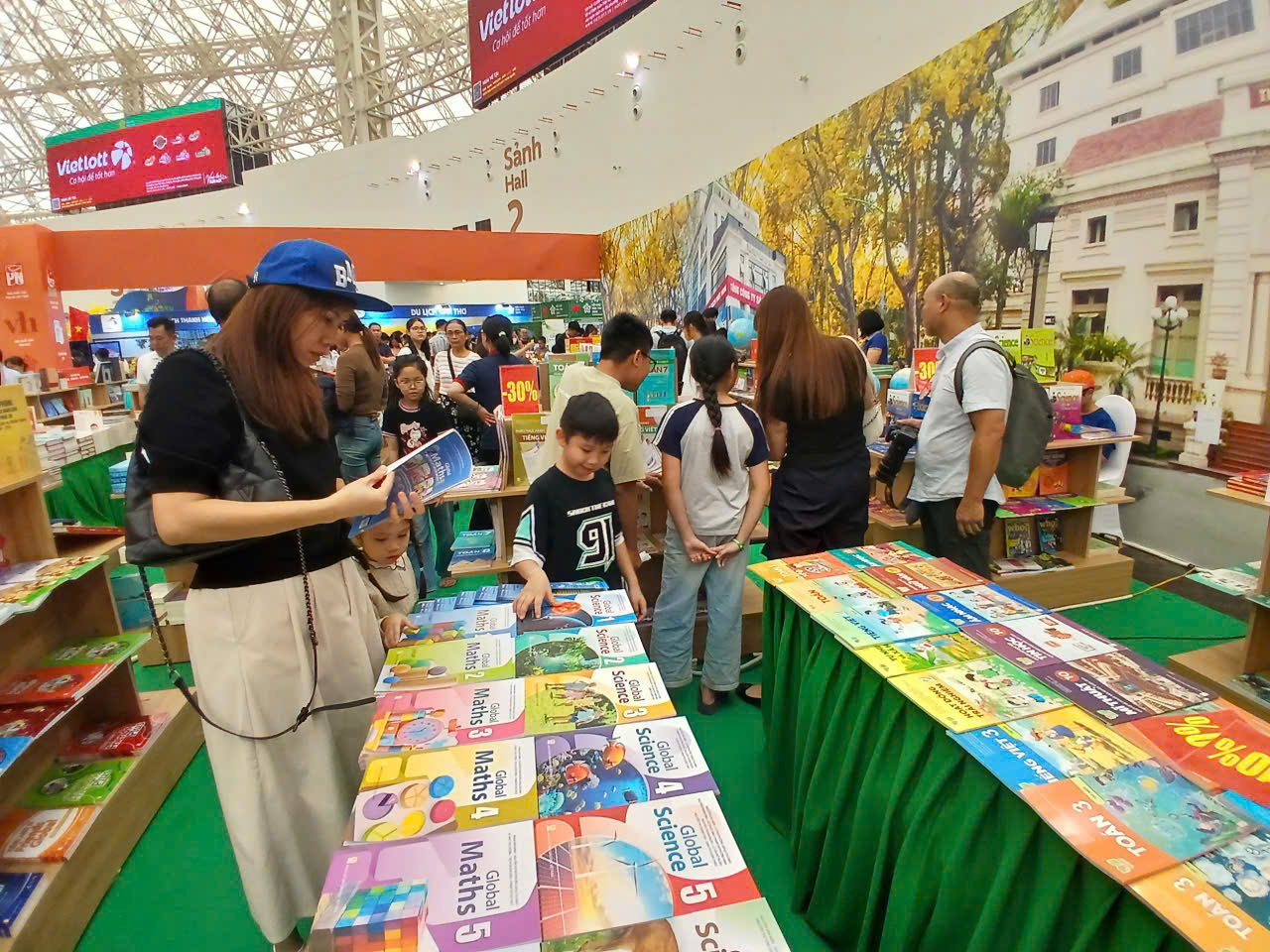 Đông đảo phụ huynh và học sinh tham quan gian hang. Đông đảo phụ huynh và học sinh tham quan gian hang.