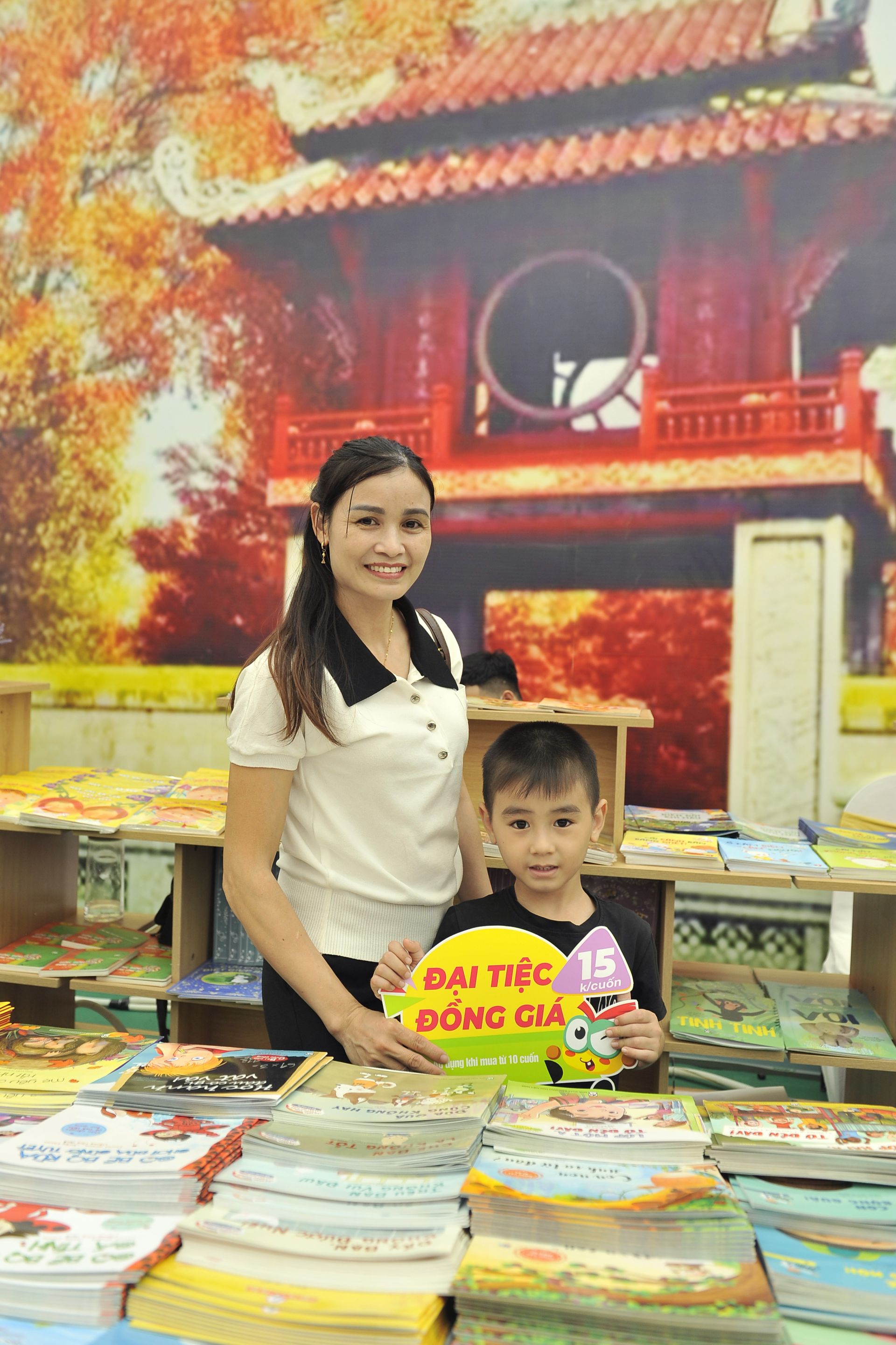 Cô Mai Lan và con trai “rinh” về rất nhiều sách. Cô Mai Lan và con trai “rinh” về rất nhiều sách.