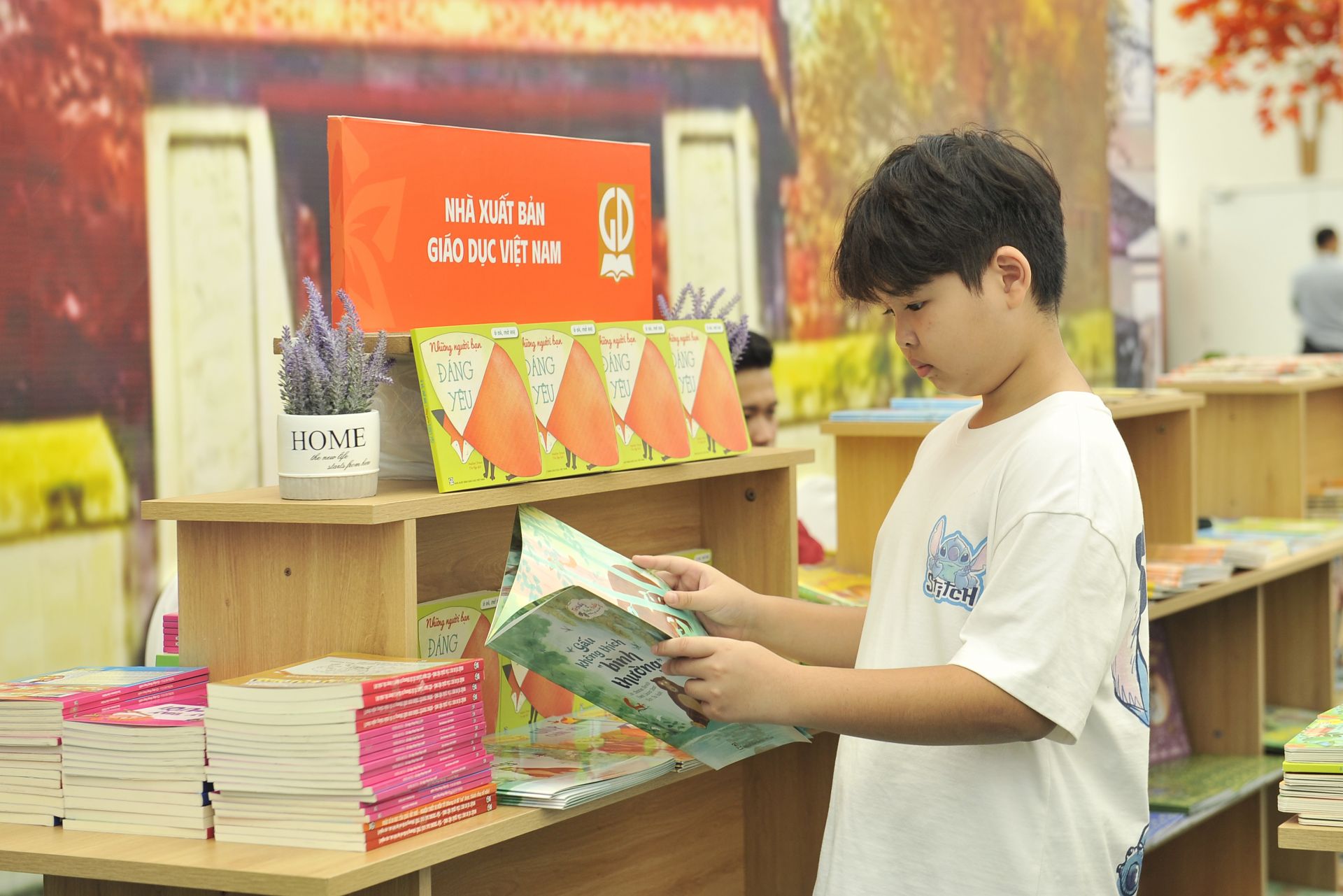 Trung Kiên say mê lật giở từng trang sách. Trung Kiên say mê lật giở từng trang sách.