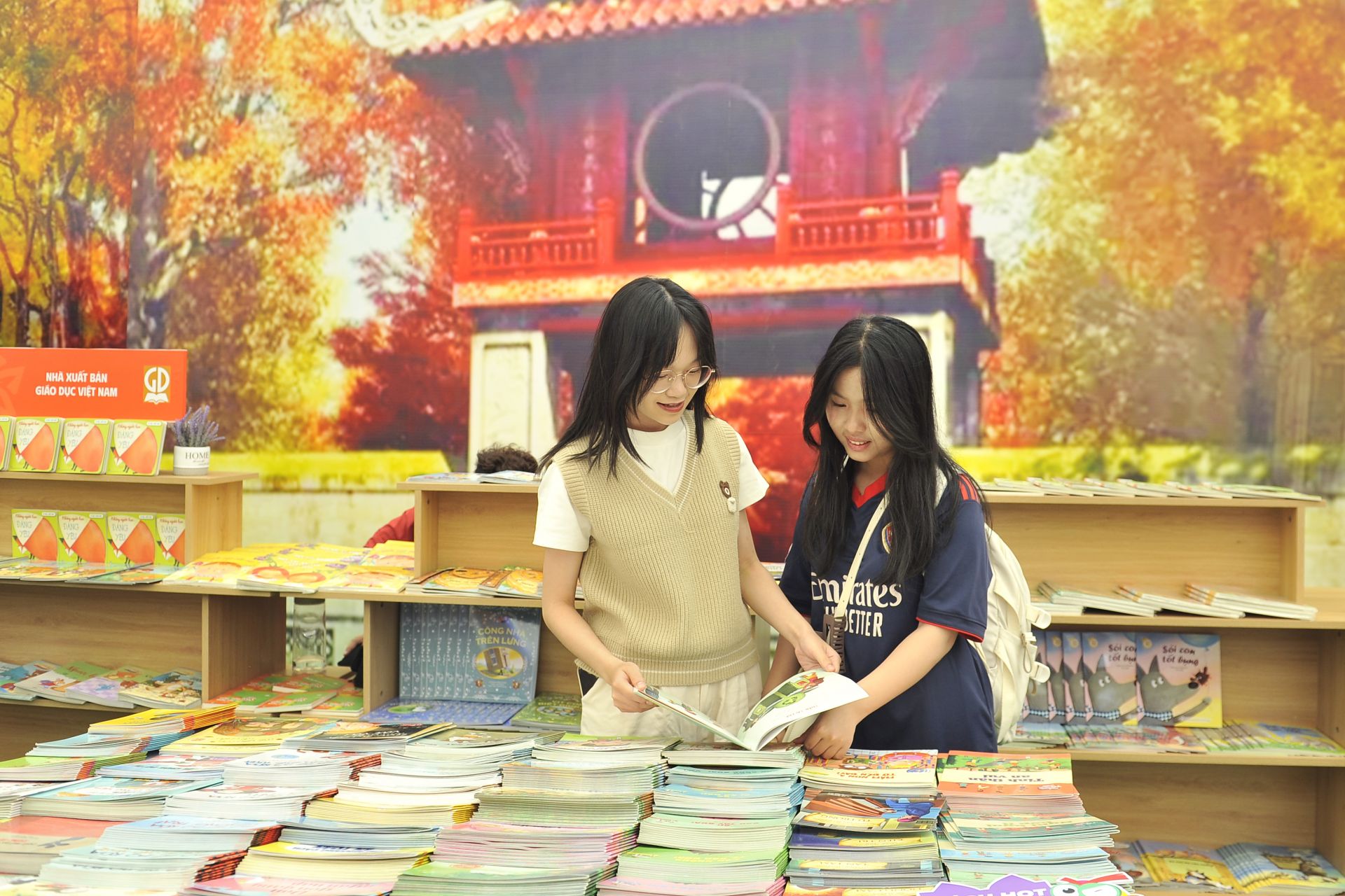 Văn hóa đọc lan tỏa mạnh mẽ trong cộng đồng. Văn hóa đọc lan tỏa mạnh mẽ trong cộng đồng.