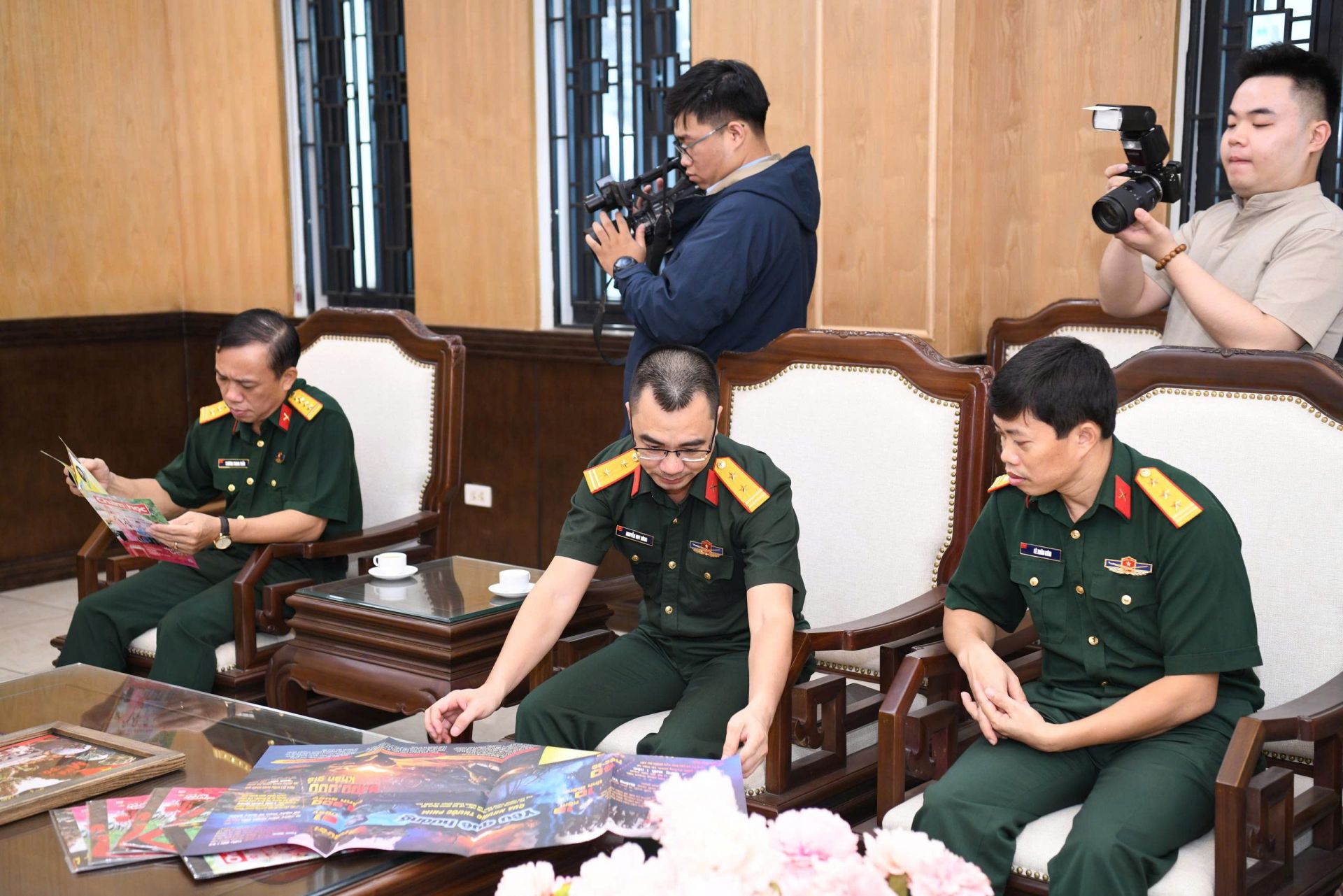 Lãnh đạo Điện ảnh Quân đội Nhân dân đánh giá cao sự chủ động, sáng tạo của tập thể cán bộ, phóng viên Báo Thiếu niên Tiền phong và Nhi đồng trong việc lan tỏa tinh thần yêu nước tới độc giả nhỏ tuổi thông qua Phụ bản phim “Mưa đỏ”.  Lãnh đạo Điện ảnh Quân đội Nhân dân đánh giá cao sự chủ động, sáng tạo của tập thể cán bộ, phóng viên Báo Thiếu niên Tiền phong và Nhi đồng trong việc lan tỏa tinh thần yêu nước tới độc giả nhỏ tuổi thông qua Phụ bản phim “Mưa đỏ”.