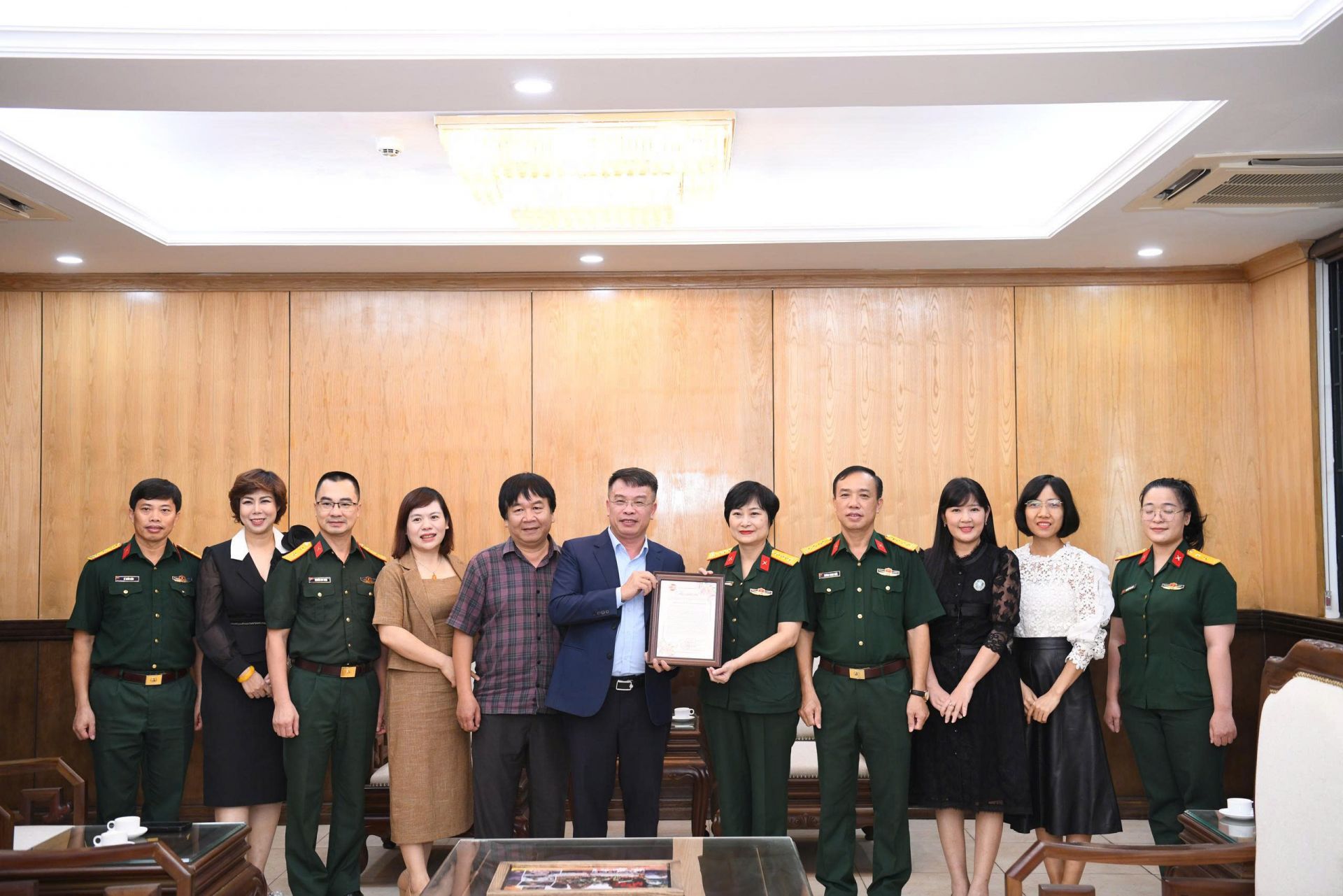 Nhà văn, nhà báo Nguyễn Phan Khuê thay mặt Báo Thiếu niên Tiền phong và Nhi đồng trao thư cảm ơn tới Ban Giám đốc Điện ảnh Quân đội nhân dân. Nhà văn, nhà báo Nguyễn Phan Khuê thay mặt Báo Thiếu niên Tiền phong và Nhi đồng trao thư cảm ơn tới Ban Giám đốc Điện ảnh Quân đội nhân dân.