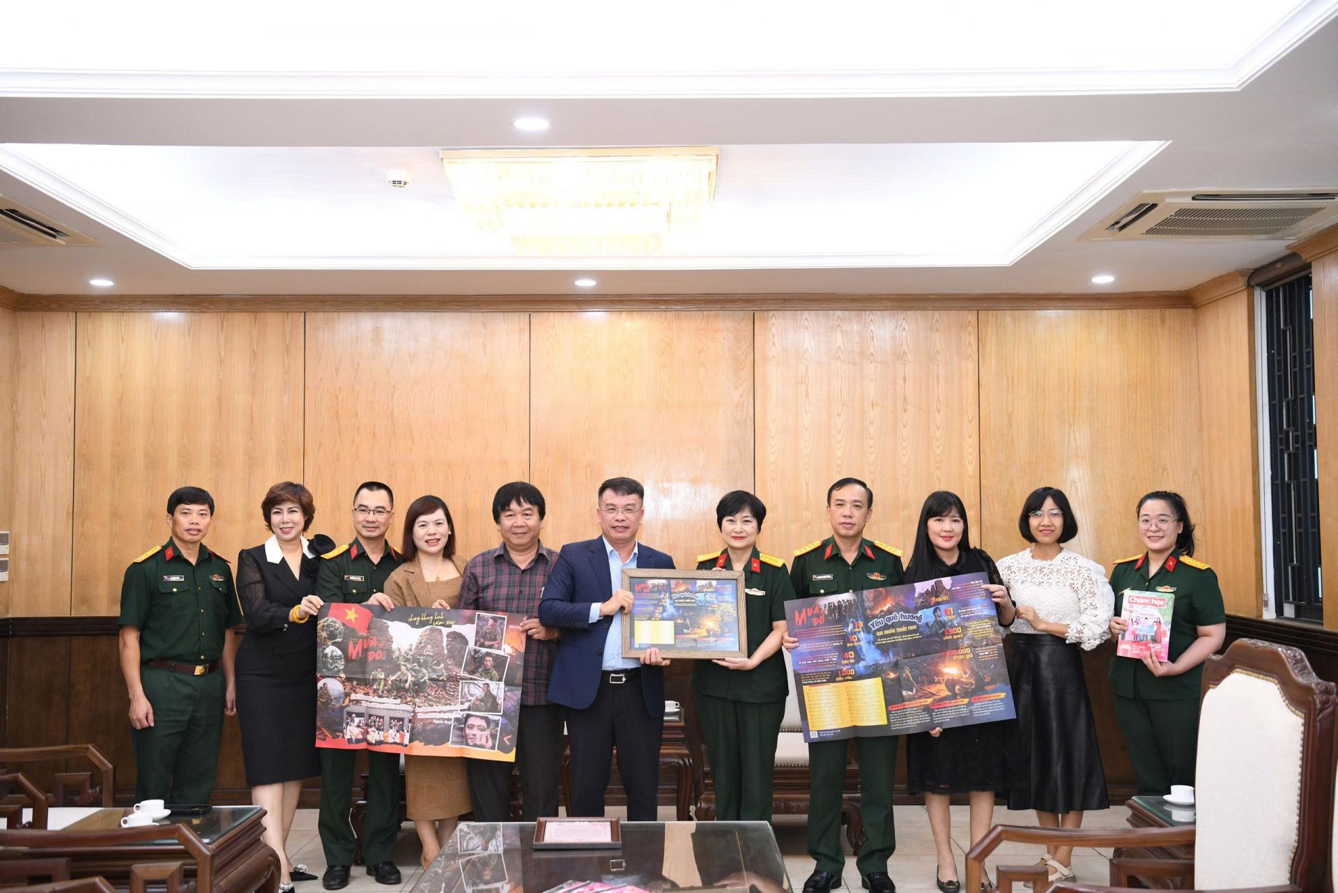 Lãnh đạo hai bên cùng chụp ảnh lưu niệm với tấm Phụ bản đặc biệt về bộ phim “Mưa đỏ”. Lãnh đạo hai bên cùng chụp ảnh lưu niệm với tấm Phụ bản đặc biệt về bộ phim “Mưa đỏ”.