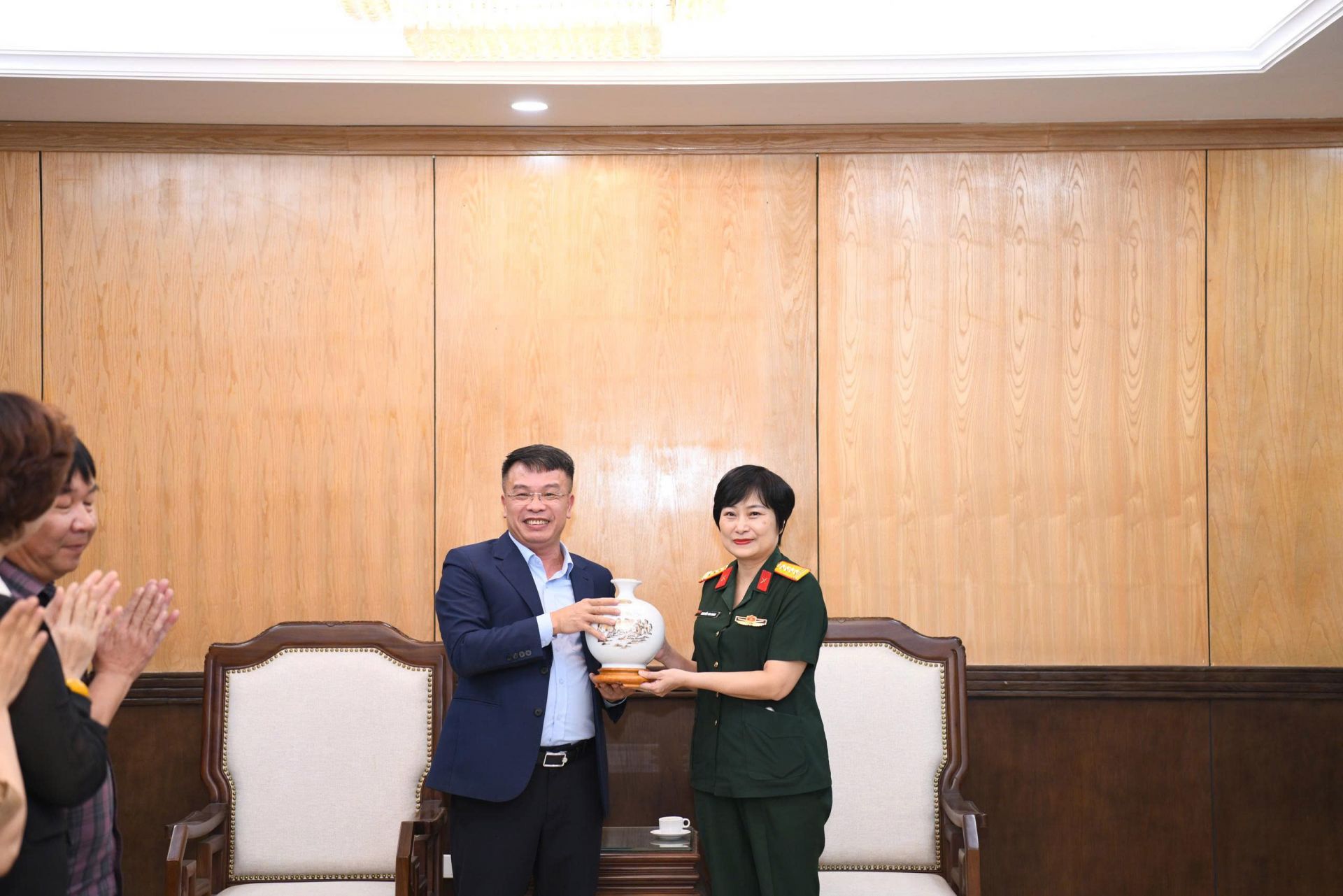 Đại tá Nguyễn Thu Dung và Đại tá Trương Trung Tuấn đón nhận món quà ý nghĩa từ nhà văn, nhà báo Nguyễn Phan Khuê. Đại tá Nguyễn Thu Dung và Đại tá Trương Trung Tuấn đón nhận món quà ý nghĩa từ nhà văn, nhà báo Nguyễn Phan Khuê.