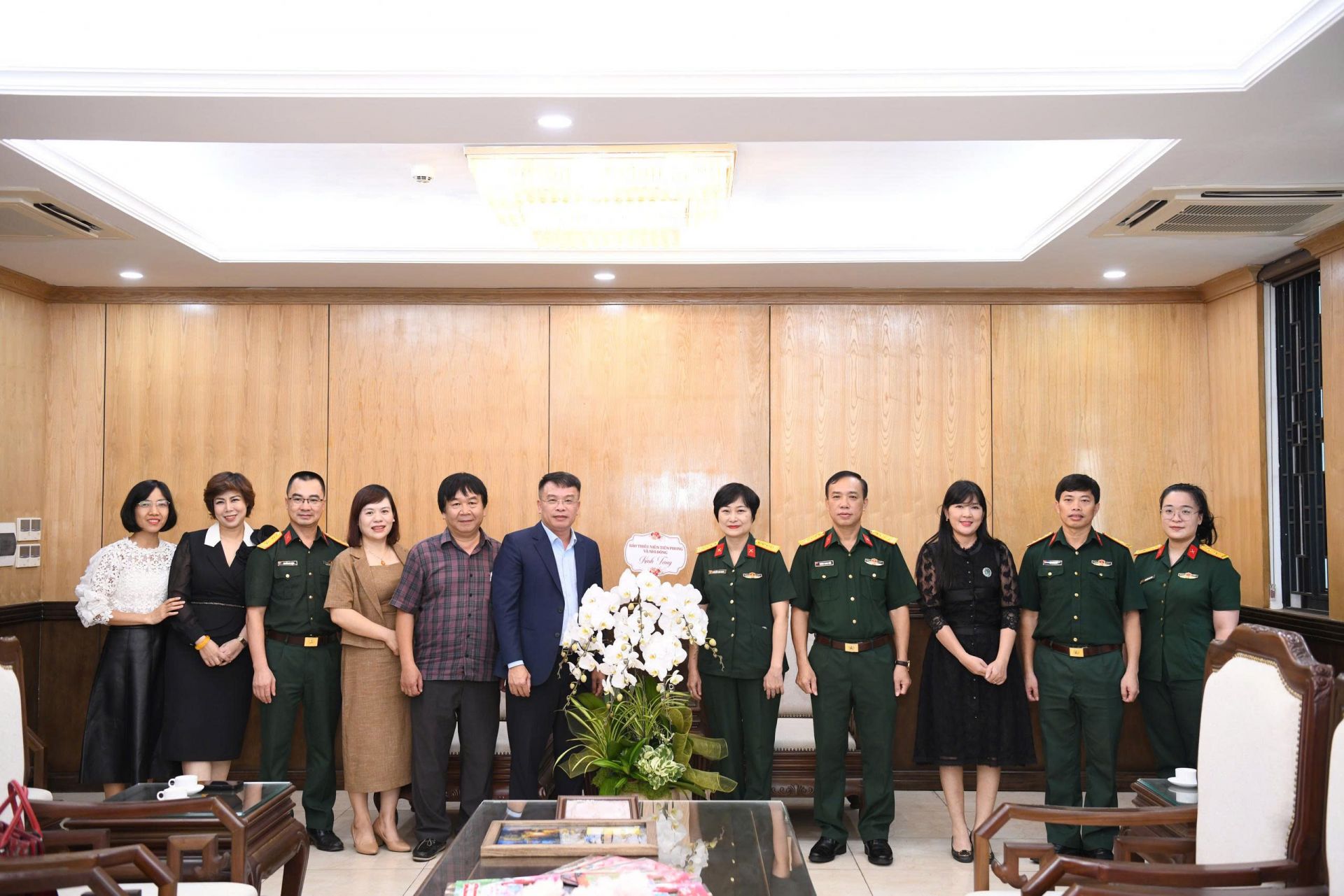 Lãnh đạo Báo Thiếu niên Tiền phong và Nhi đồng gửi tặng Ban giám đốc Điện ảnh Quân đội nhân dân lẵng hoa tươi thắm. Lãnh đạo Báo Thiếu niên Tiền phong và Nhi đồng gửi tặng Ban giám đốc Điện ảnh Quân đội nhân dân lẵng hoa tươi thắm.