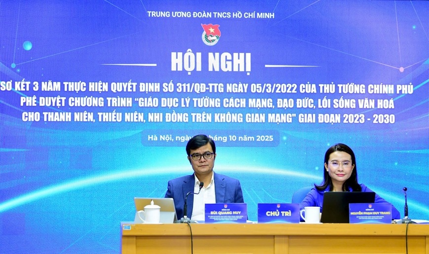 Anh Bùi Quang Huy và chị Nguyễn Phạm Duy Trang chủ trì hội nghị.