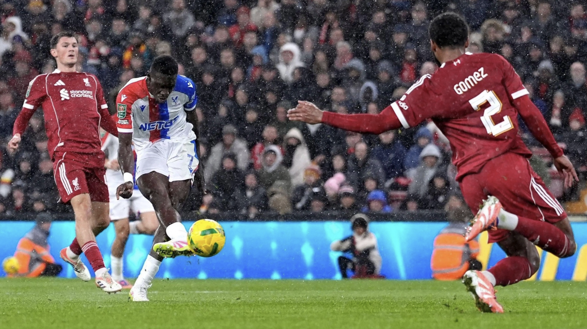 Sarr (trắng) lập cú đúp giúp Crystal Palace dẫn Liverpool 2-0 sau hiệp đầu. Sarr (trắng) lập cú đúp giúp Crystal Palace dẫn Liverpool 2-0 sau hiệp đầu.