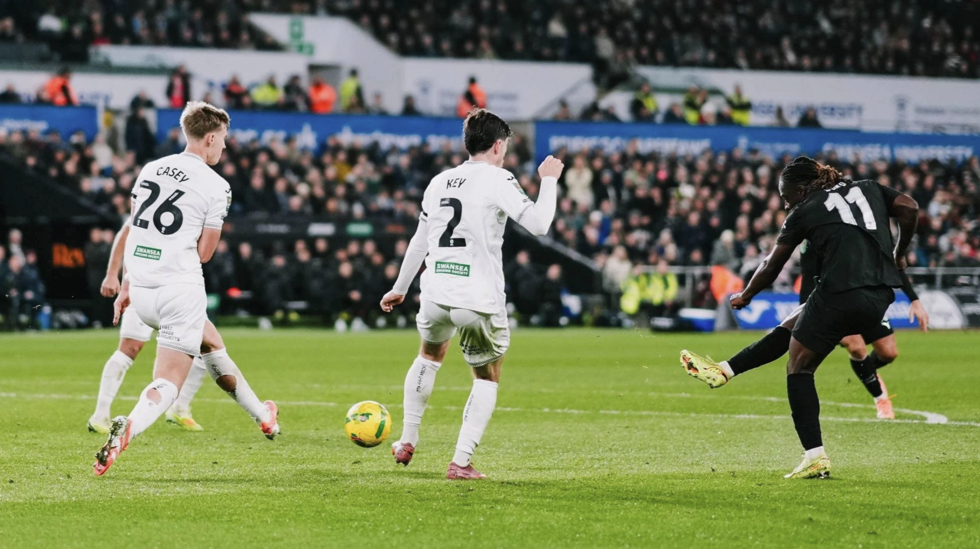 Jeremy Doku (phải) ghi bàn gỡ hòa cho ManCity. Jeremy Doku (phải) ghi bàn gỡ hòa cho ManCity.