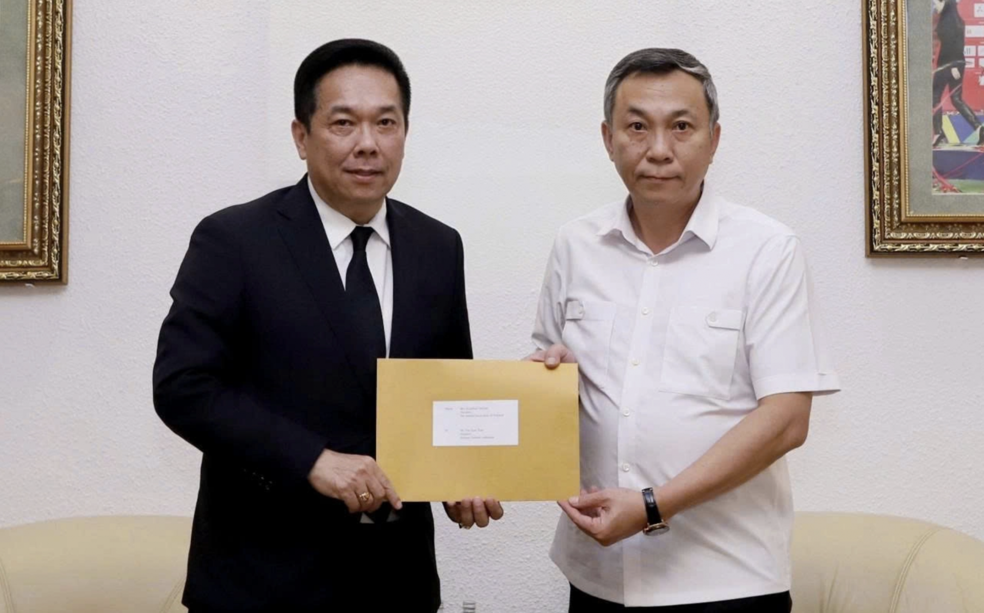 Chủ tịch LĐBĐ Việt Nam (VFF) Trần Quốc Tuấn (phải) nhận thư xin lỗi từ Phó chủ tịch LĐBĐ Thái Lan Adisak Benjasiriwan, tại trụ sở VFF. Chủ tịch LĐBĐ Việt Nam (VFF) Trần Quốc Tuấn (phải) nhận thư xin lỗi từ Phó chủ tịch LĐBĐ Thái Lan Adisak Benjasiriwan, tại trụ sở VFF.