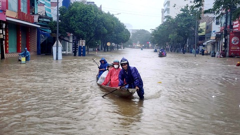Huế mưa lụt lịch sử, nhiều tuyến đường chìm trong nước, người dân phải đi lại bằng xuồng giữa phố - Ảnh: NHẬT LINH