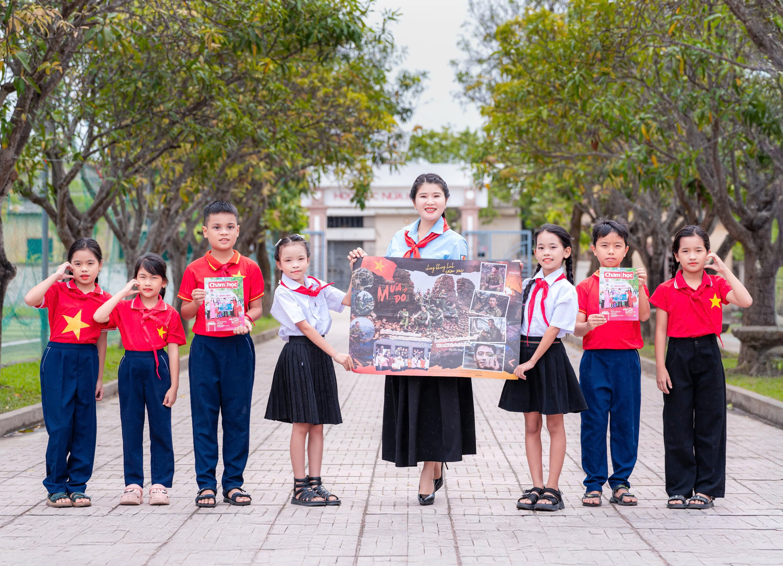 phụ bản khổ A0 khắc họa về lòng yêu nước, về trách nhiệm của thế hệ trẻ trong việc tiếp nối truyền thống cha anh