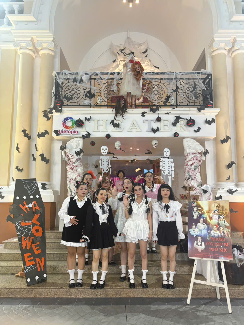 Hóa trang trước “Nhà hát Ma quái” trong khuôn khổ lễ hội Halloween 2025 tại Vietopia.