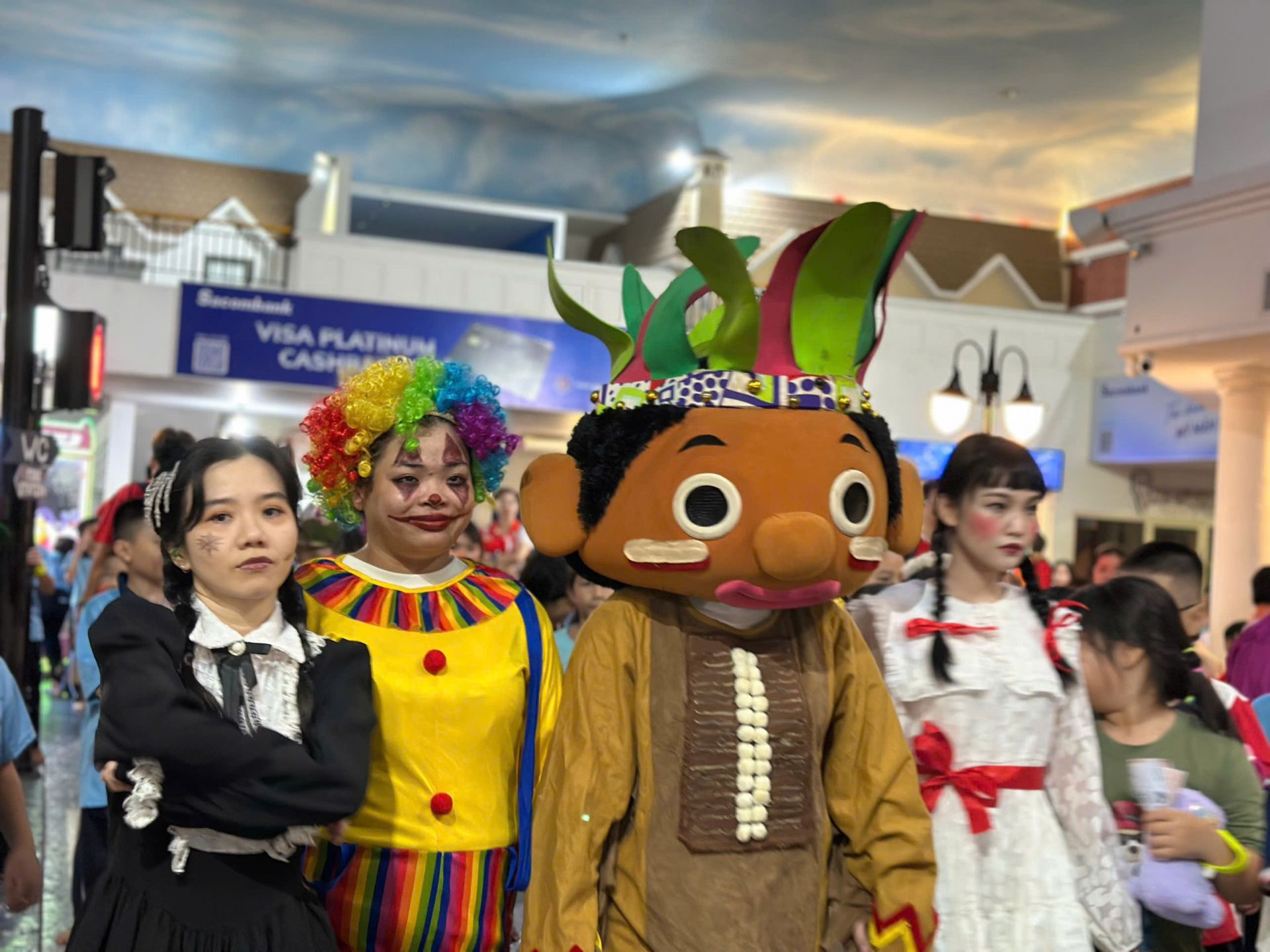 Các nhân vật trong màn diễu hành Halloween như chú hề, cô búp bê và mascot rực rỡ sắc màu mang đến bầu không khí sôi động, thu hút đông đảo thiếu nhi tham gia.
