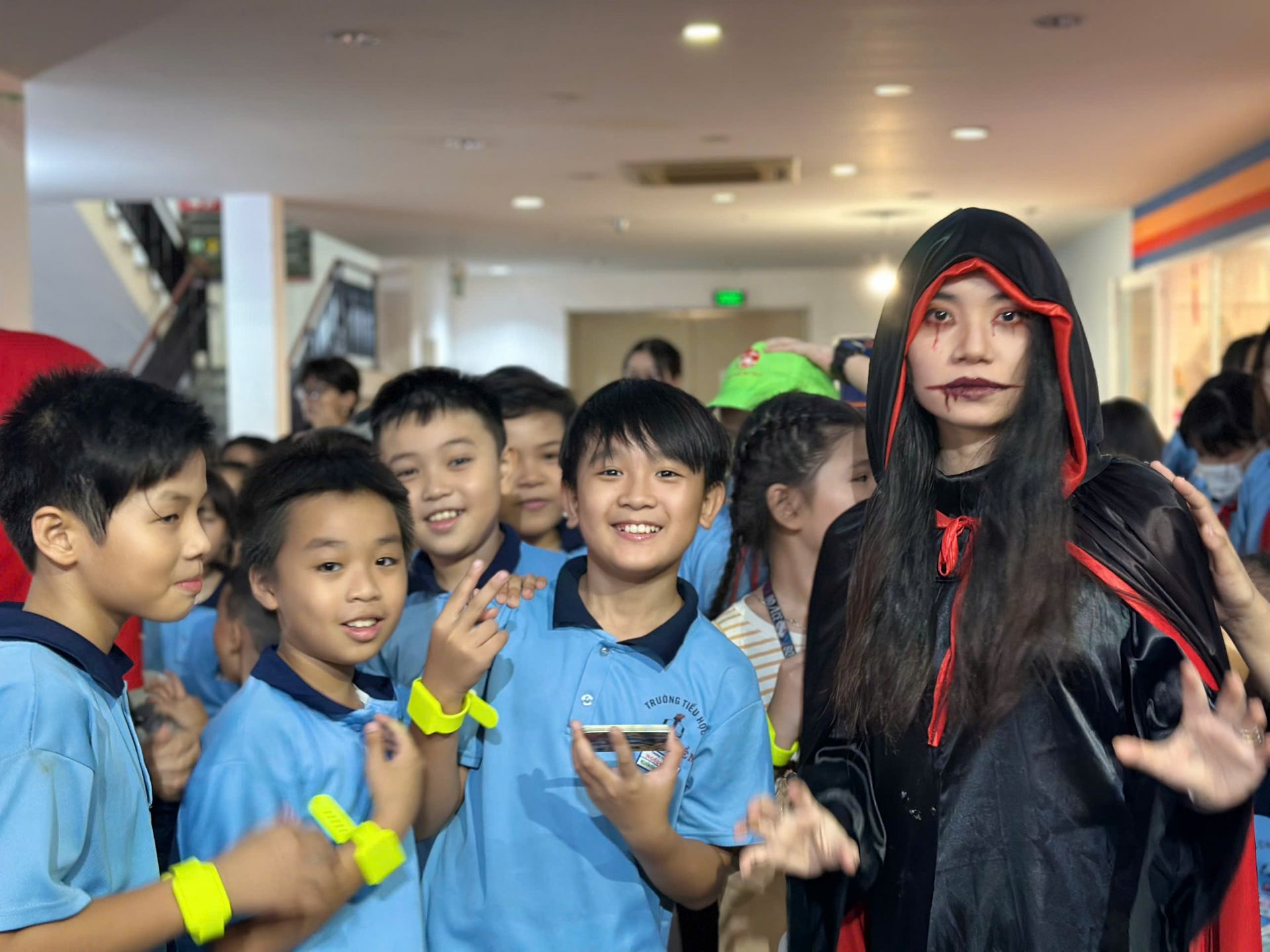 Các bạn học sinh háo hức chụp ảnh cùng nhân vật hóa trang trong lễ hội Halloween 2025 tại Vietopia, nơi mang đến nhiều trải nghiệm thú vị và sáng tạo cho thiếu nhi.