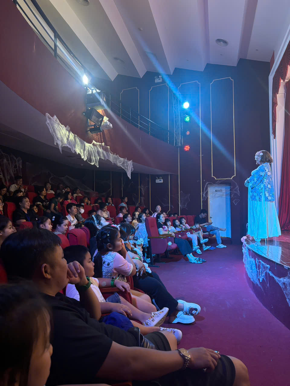 Không gian “Nhà hát Ma quái” thu hút đông đảo khán giả nhí tham gia. 