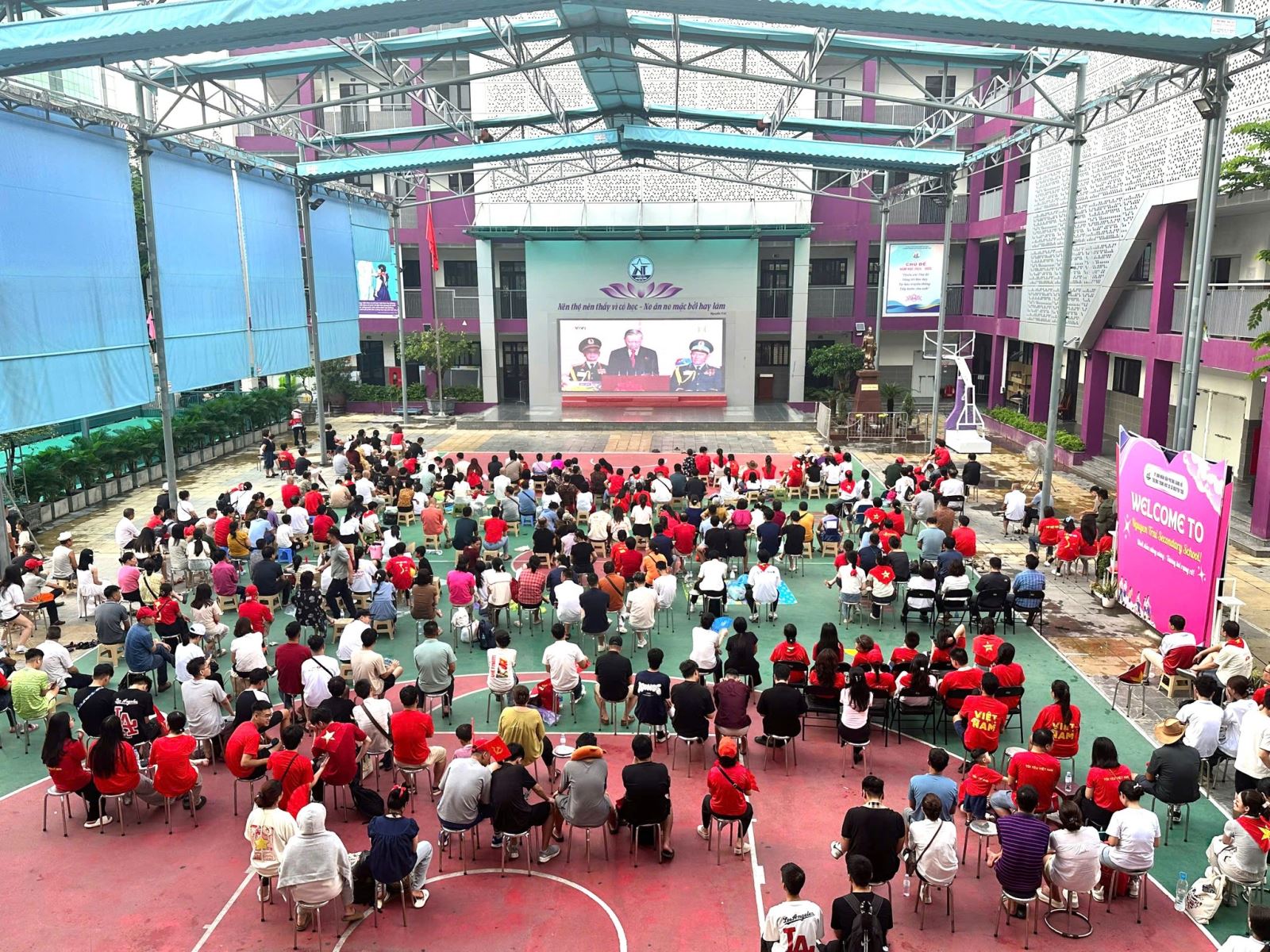 Sân trường THCS Nguyễn Trãi được chọn làm địa điểm đón tiếp nhân dân trong dịp Quốc khánh. Sân trường THCS Nguyễn Trãi được chọn làm địa điểm đón tiếp nhân dân trong dịp Quốc khánh.