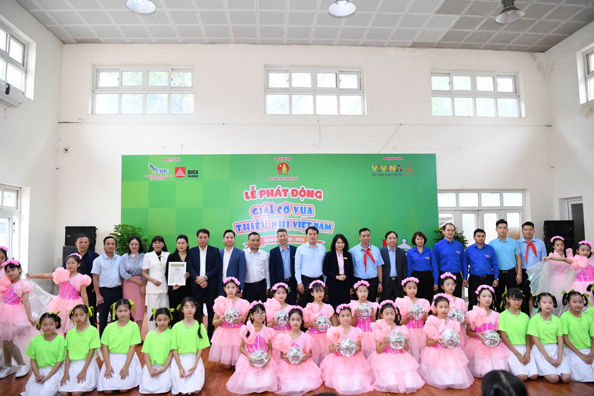 Các đại biểu chụp ảnh lưu niệm tại sự kiện.