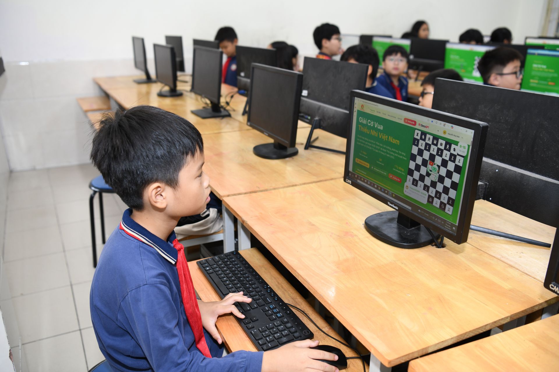 Các em học sinh làm quen với hình thức thi đấu cờ vua trực tuyến.