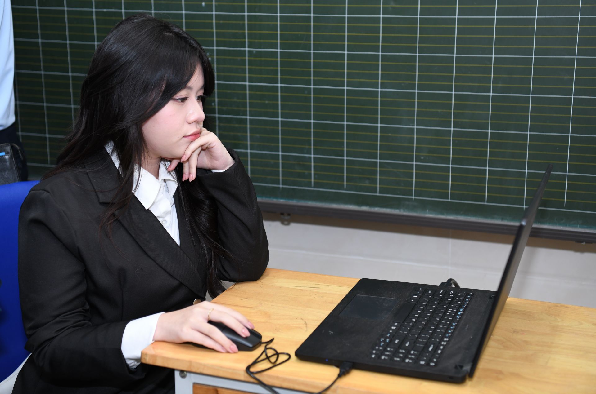 Kiện tướng quốc tế Thiên Ngân giao lưu, đánh cờ vua online cùng em học sinh trường Tiểu học Trung Yên.