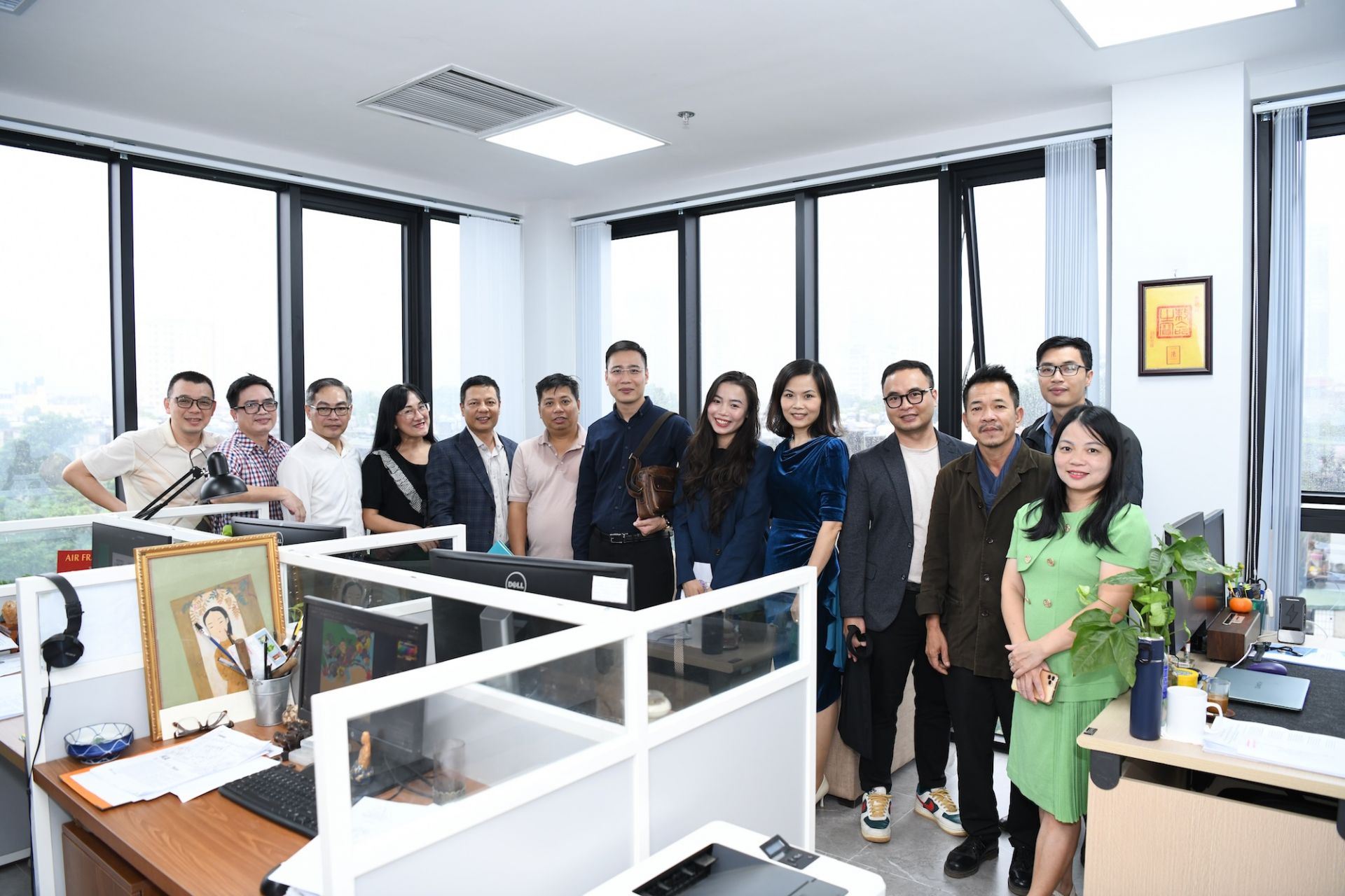 Các vị khách mời tham quan mô hình làm báo in của Báo TNTP&NĐ.