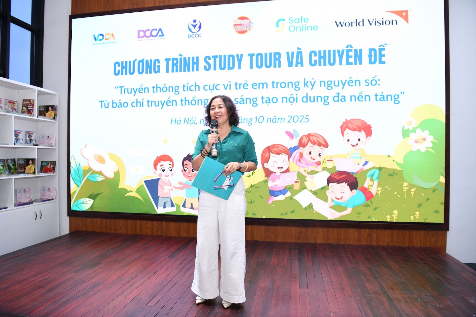 Nhà báo Đỗ Thị Thanh Bình phát biểu tại chương trình.