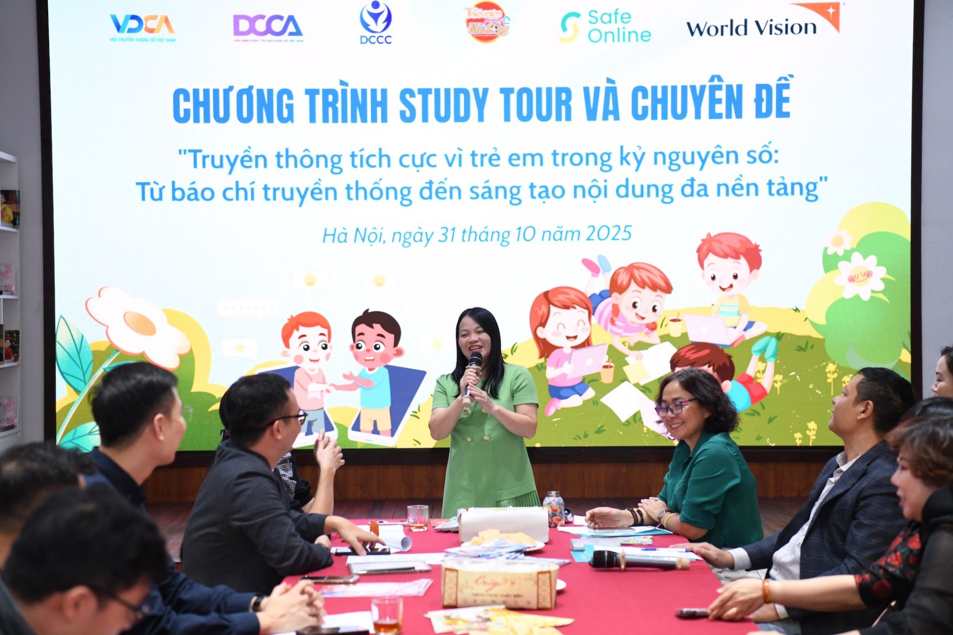 Các diễn ra trình bày tại chương trình tọa đàm.