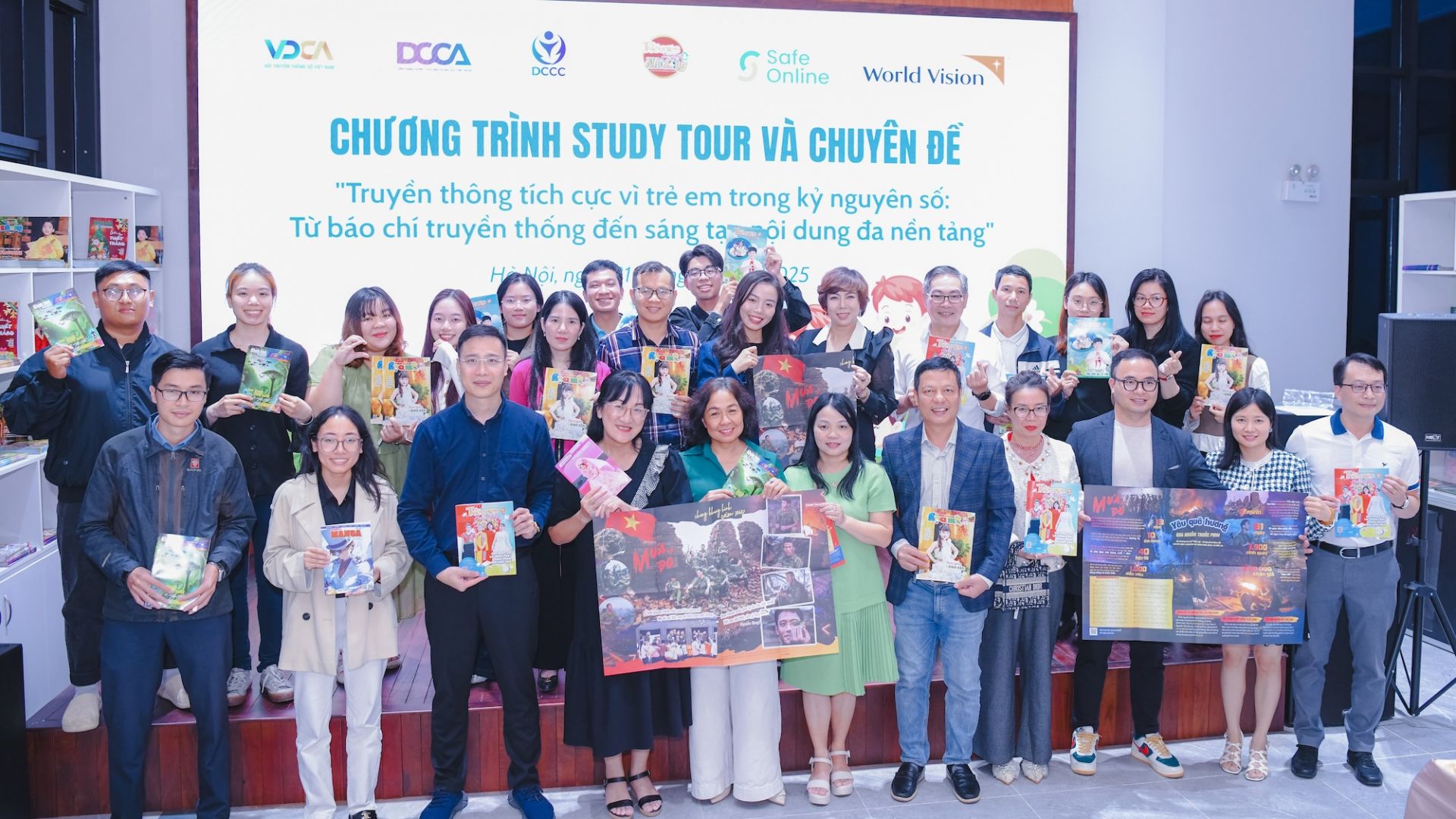 Các khách mời chụp ảnh lưu niệm tại tọa đàm.