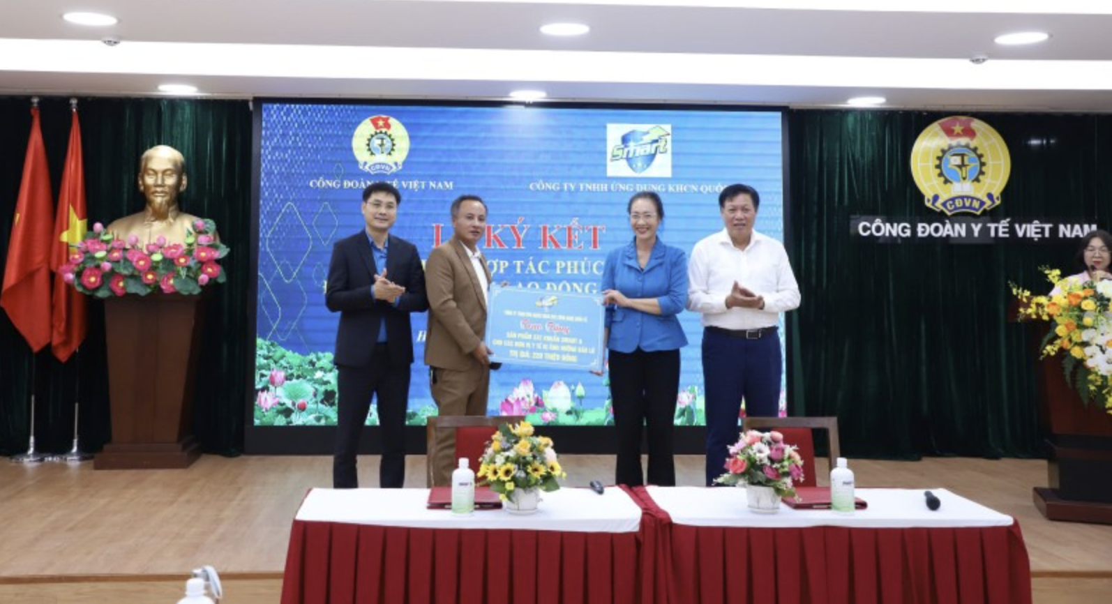 Tại lễ ký kết, Công ty TNHH Ứng dụng Khoa học Công nghệ Quốc tế hỗ trợ 230 triệu đồng giá trị sản phẩm trao cho 2 thành phố Huế và Đà Nẵng.