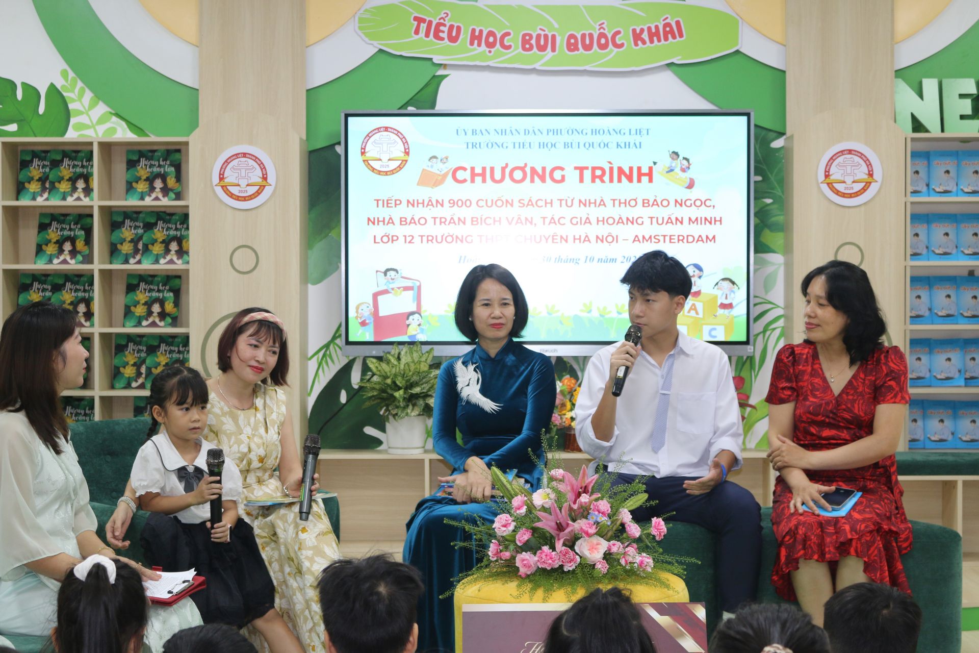 Nhà thơ Bảo Ngọc cùng tác giả trẻ Hoàng Tuấn Minh giao lưu với cô trò nhà trường