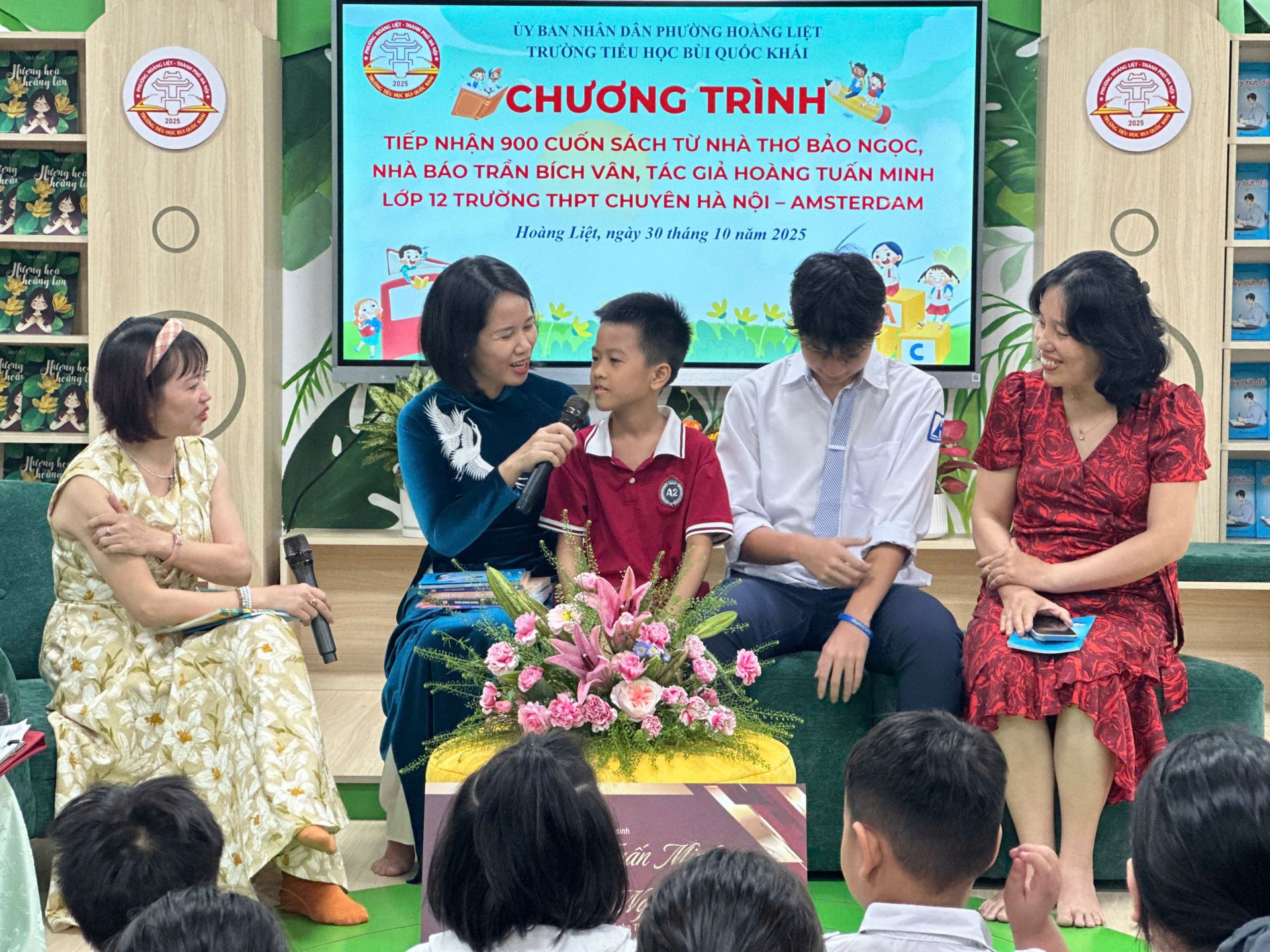 Các bạn học sinh hào hứng đặt câu hỏi và lắng nghe nhà thơ Bảo Ngọc chia sẻ về niềm vui đọc sách.