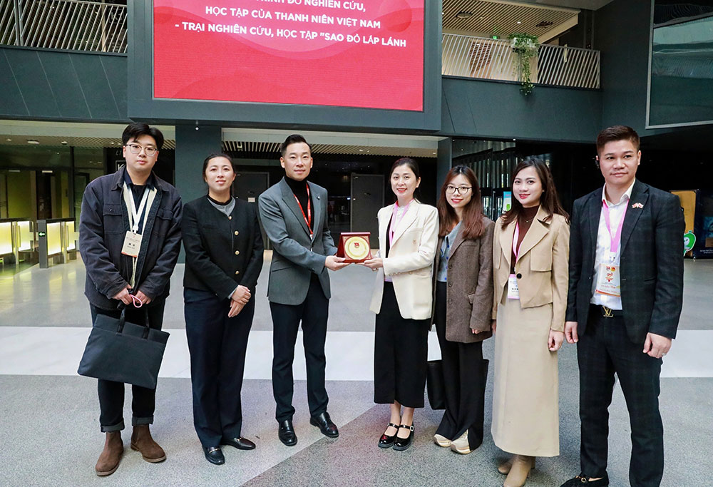 Chị Cầm Thị Huyền Trang - Ủy viên Ban Thường vụ T.Ư Đoàn, Phó Chủ tịch Ủy ban MTTQ Việt Nam tỉnh Sơn La, Bí thư Tỉnh Đoàn Sơn La tặng quà lưu niệm diễn giả trao đổi tại chương trình. 