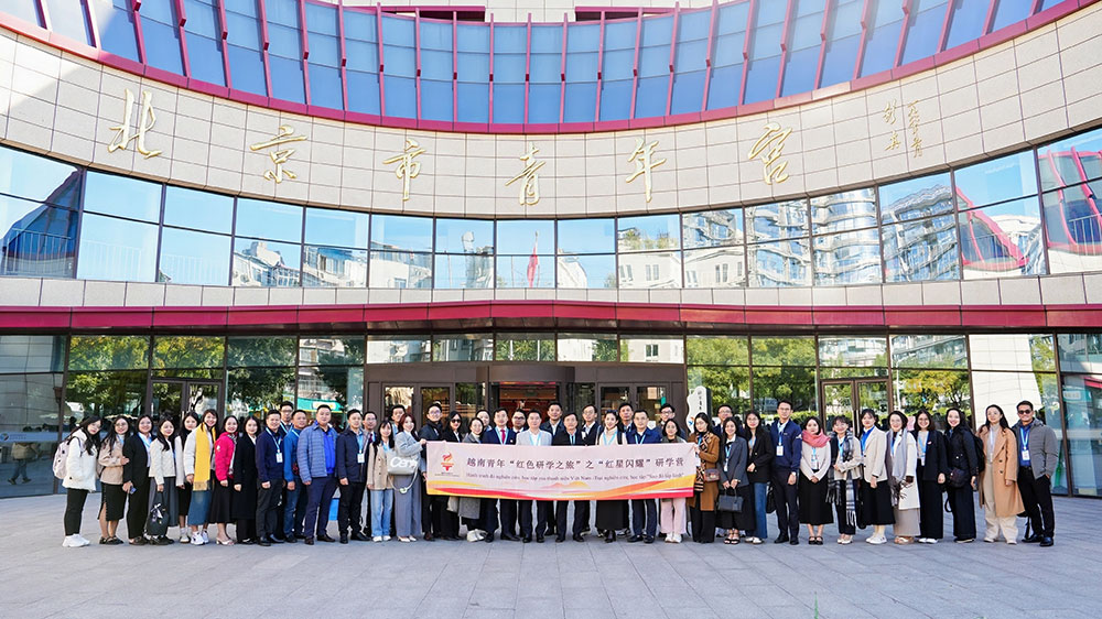 Đoàn đại biểu Việt Nam tham quan, giao lưu trong hành trình tại Bắc Kinh. 