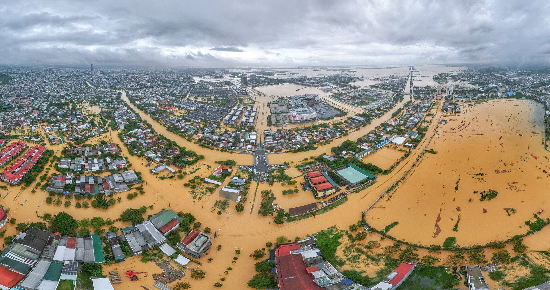 Thành phố Huế giữa bốn bề biển nước nhìn từ trên cao.