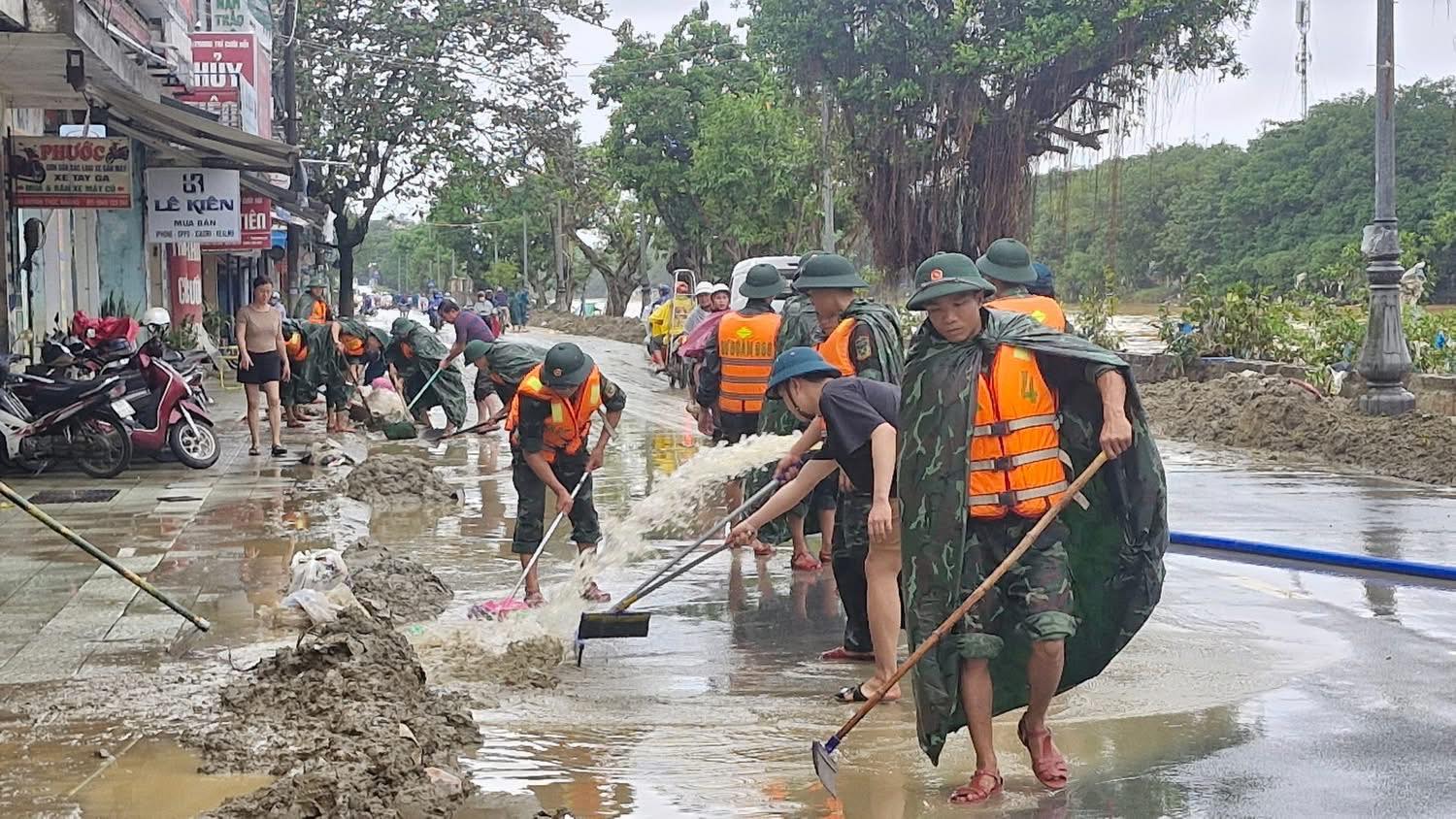Mưa lũ gây thiệt hại rất nặng nề.