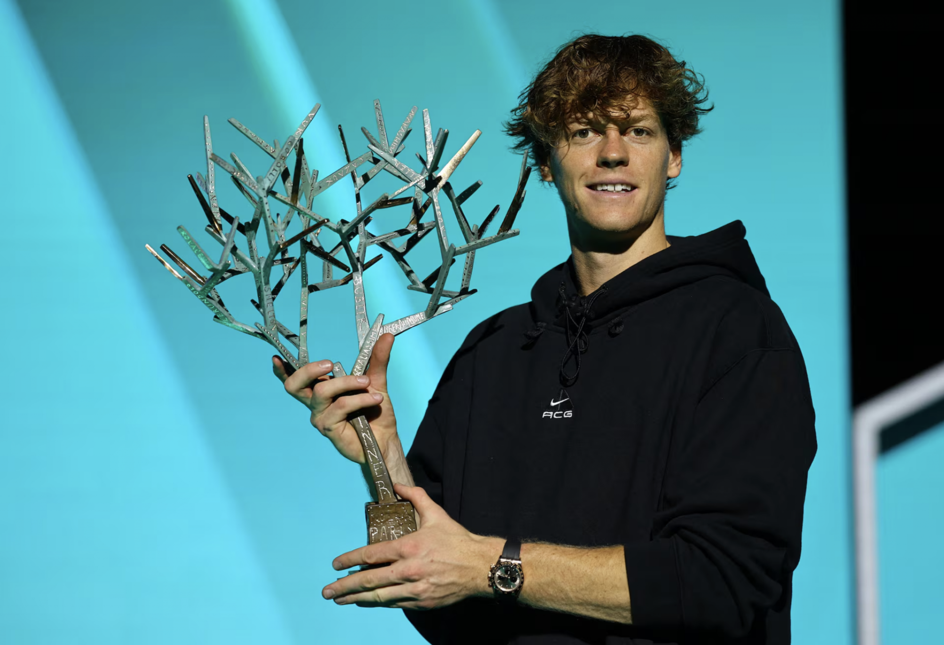 Sinner nâng cup Paris Masters, trên sân Trung tâm ở tổ hợp La Defense, Paris.