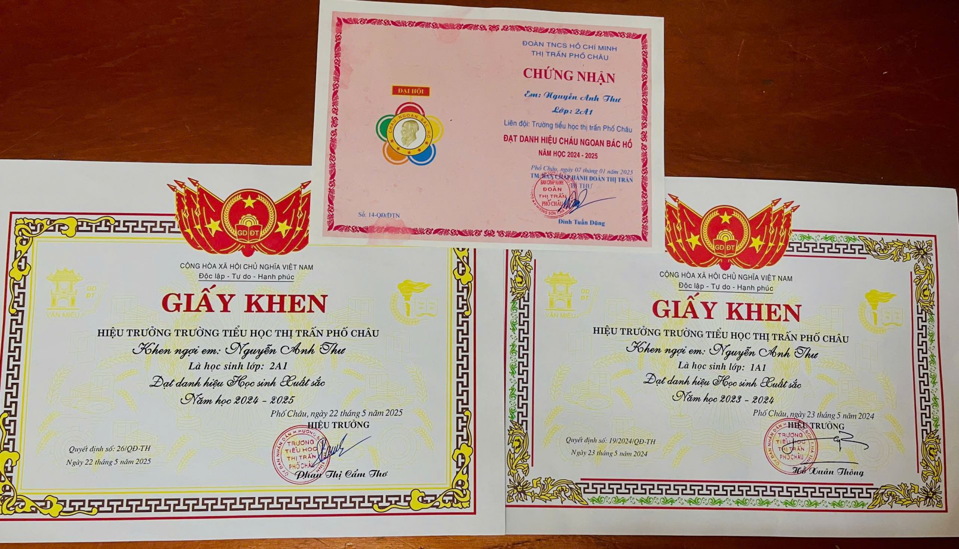 nghị lực phi thường của em – một “bông hoa nhỏ” vẫn ngày ngày tỏa hương giữa hai thế giới: bệnh viện và lớp học