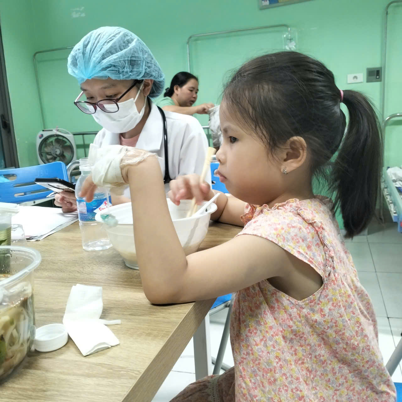 Anh Thư phải thường xuyên cùng mẹ ra Hà Nội để điều trị hằng tuần, hàng tháng tùy vào chỉ số của bệnh án