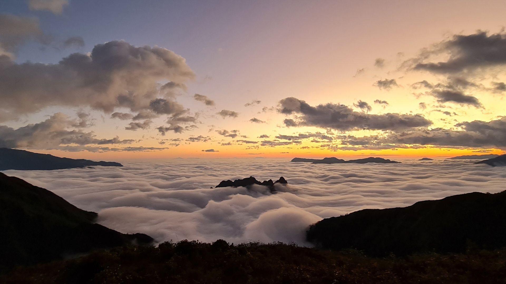 Bình minh trên đỉnh Ky Quan San.