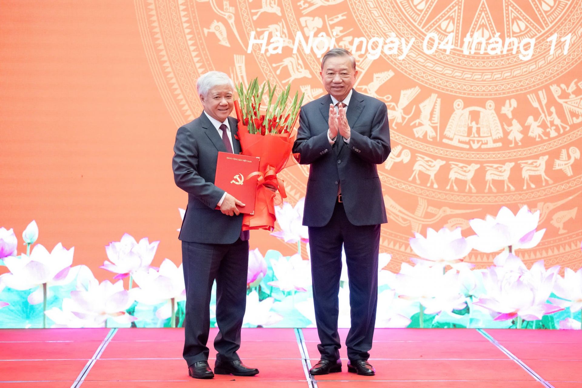 Bác Tổng Bí thư Tô Lâm trao quyết định của Bộ Chính trị điều động, chỉ định bác Đỗ Văn Chiến tham gia Ban Chấp hành, Ban Thường vụ và giữ chức Phó bí thư thường trực Đảng ủy Quốc hội.