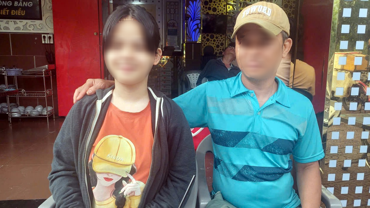 Bạn N.K.T đoàn tụ với gia đình sau khi được các chú công an giải cứu.