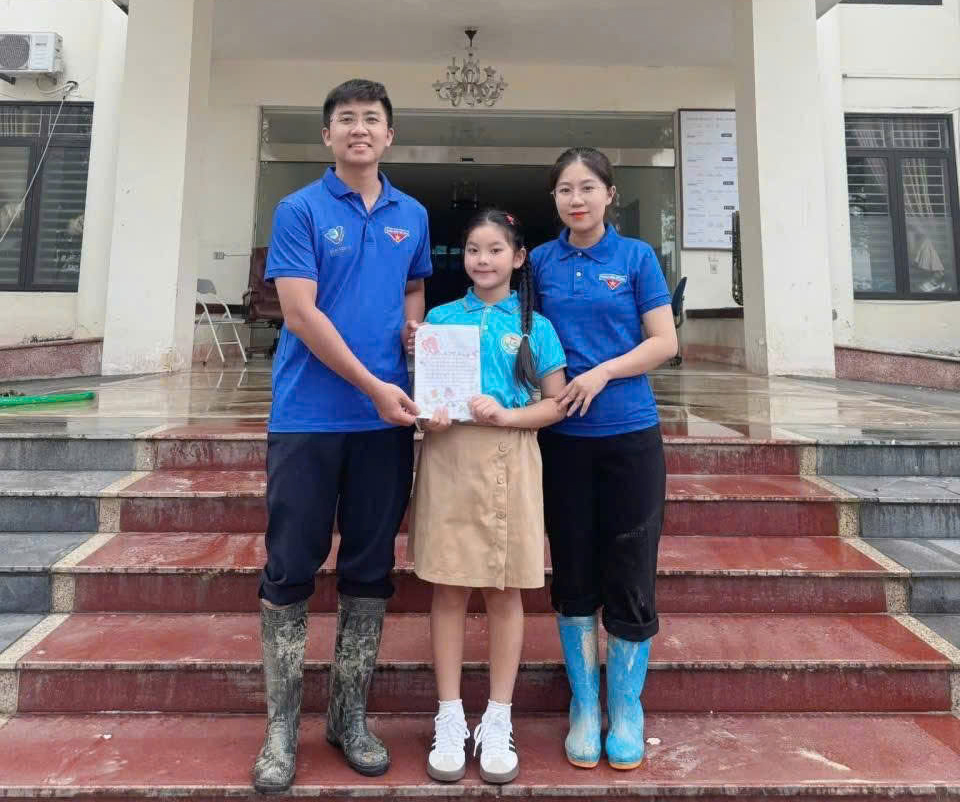 Phúc Anh gửi món quà đến các bạn thiếu nhi phường Phan Đình Phùng, tỉnh Thái Nguyên.