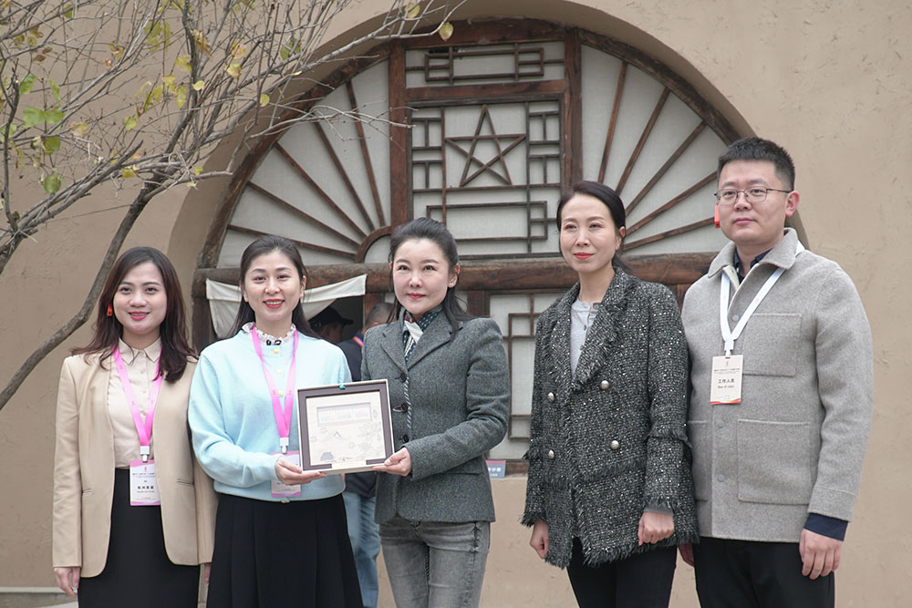 Chị Cầm Thị Huyền Trang - Ủy viên Ban Thường vụ T.Ư Đoàn, Phó Chủ tịch Ủy ban MTTQ Việt Nam tỉnh Sơn La, Bí thư Tỉnh Đoàn Sơn La, Trưởng đoàn đại biểu thanh niên tặng quà lưu niệm đến lãnh đạo tập đoàn Lenovo.