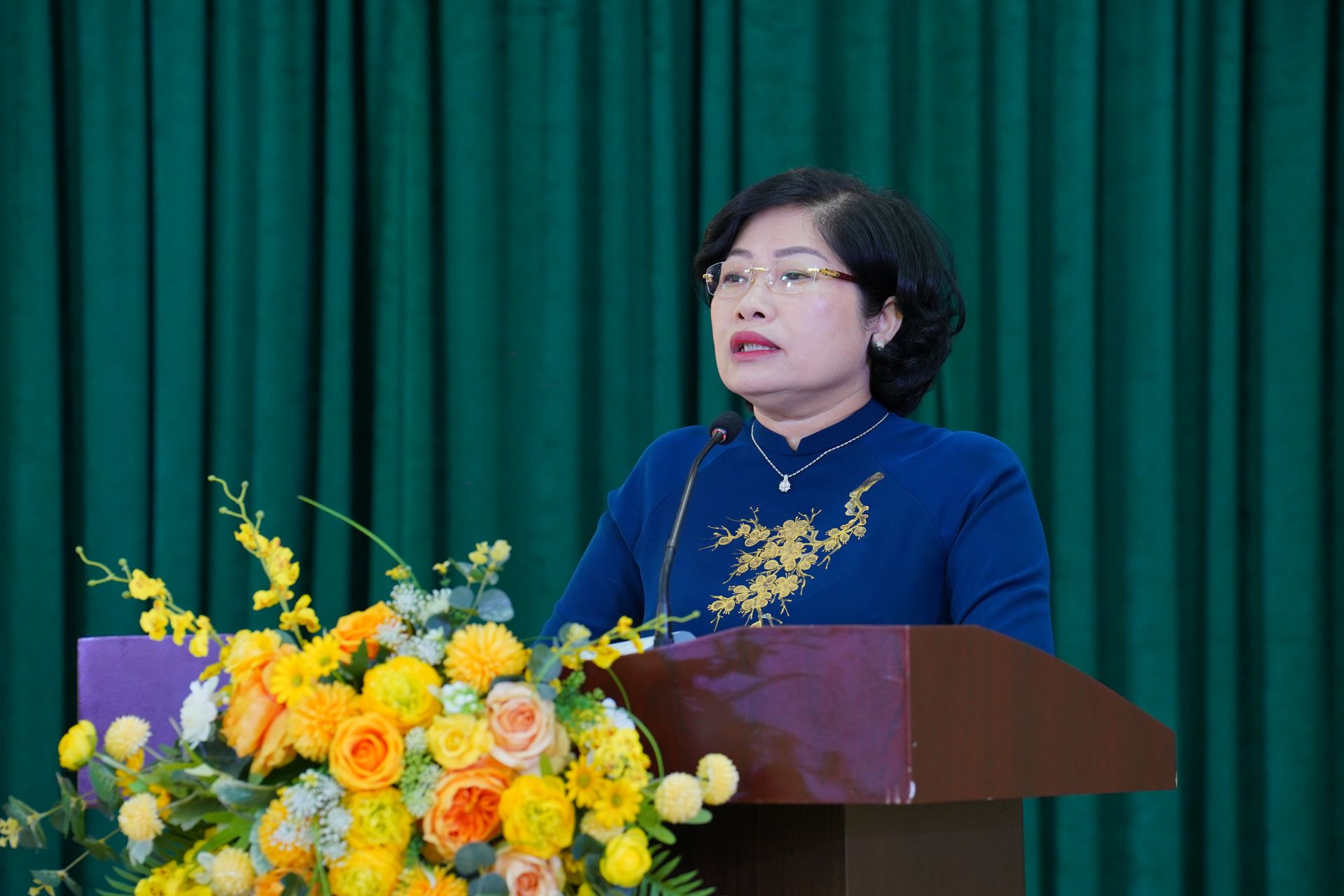 Nhà giáo Phạm Thu Hà phát biểu hưởng ứng.