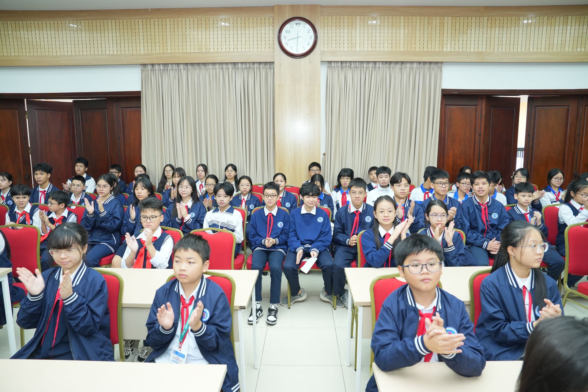 Các bạn học sinh tham dự vô cùng hào hứng khi được giao lưu với các chuyên gia an ninh mạng.