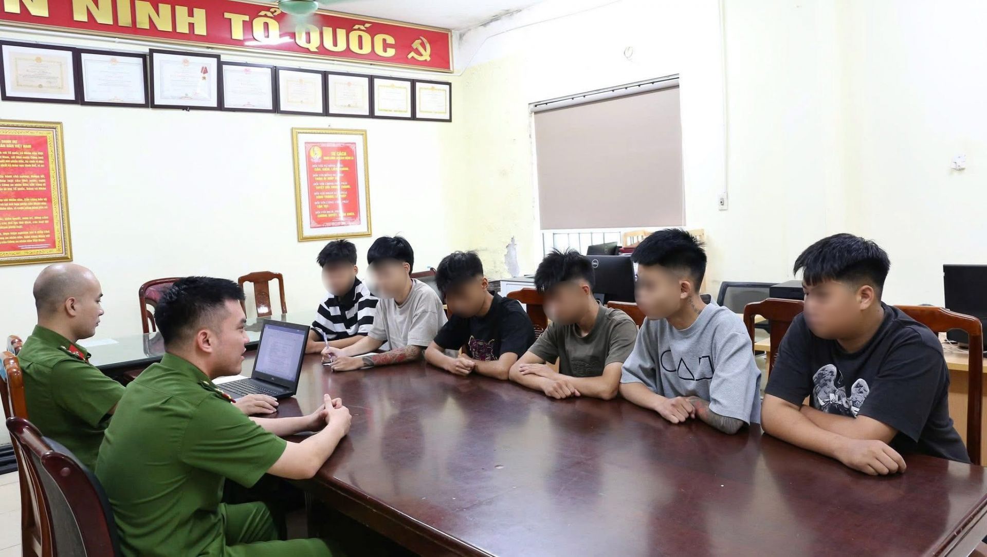 Cơ quan Công an làm việc với các đối tượng chặn đánh học sinh.