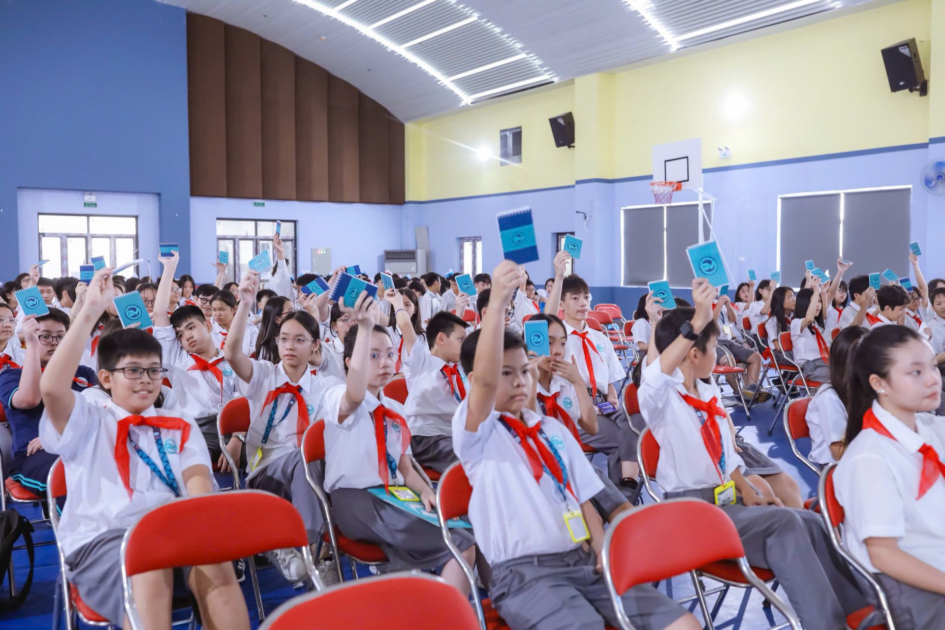 Các bạn đội viên biểu quyết thông qua chương trình Đại hội.