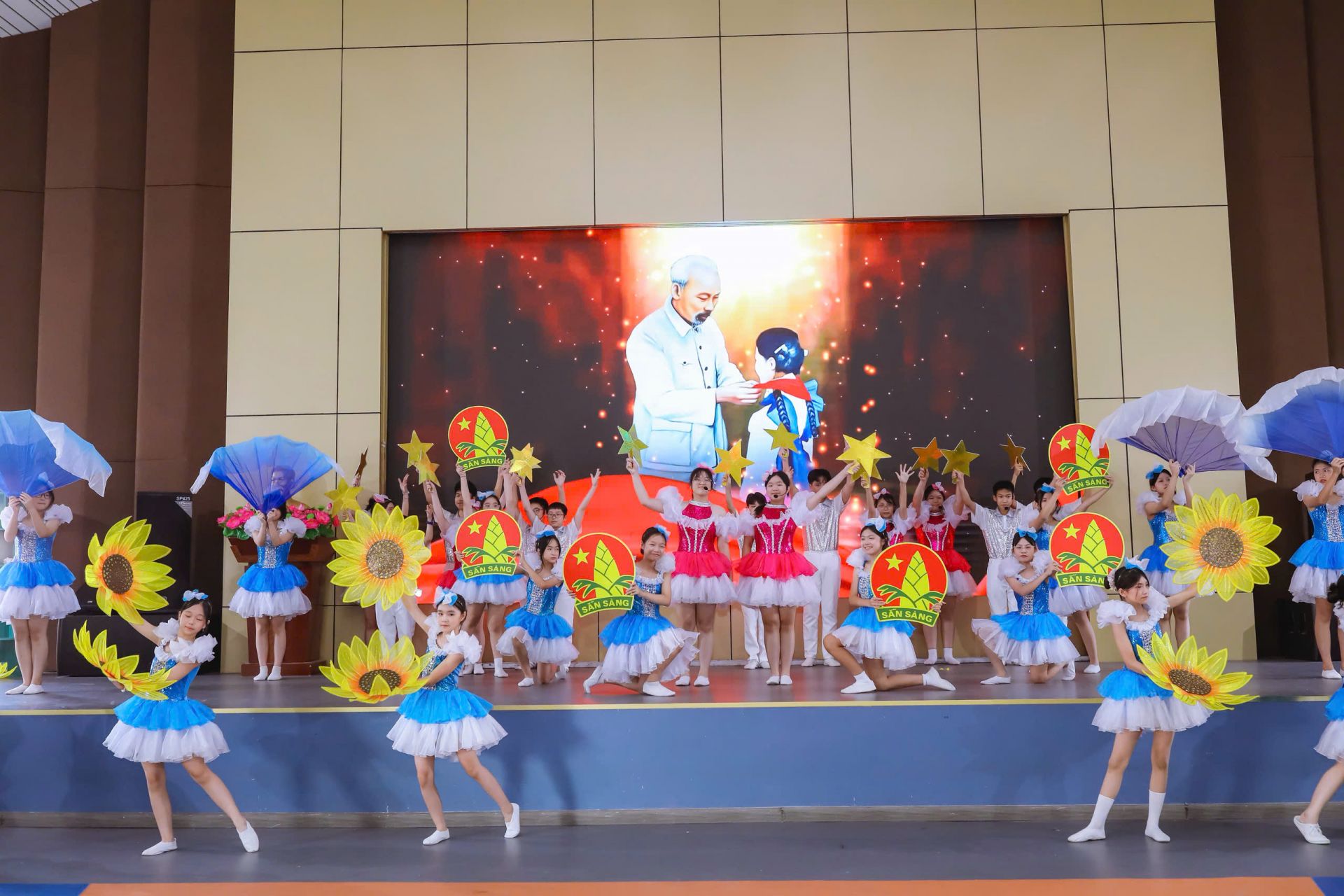 Các tiết mục văn nghệ sôi nổi, rực rỡ sắc màu tại Đại hội.