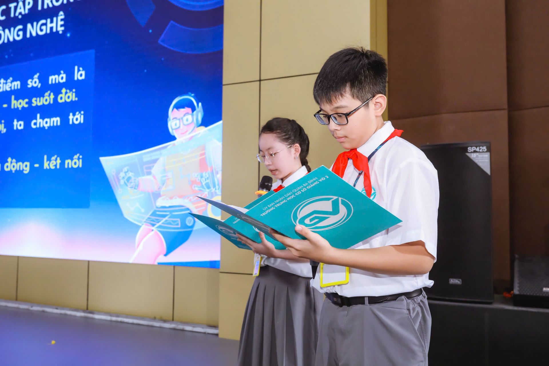 Chi đội 6A2 trình bày tham luận “Học tập hiệu quả trong kỷ nguyên số”.